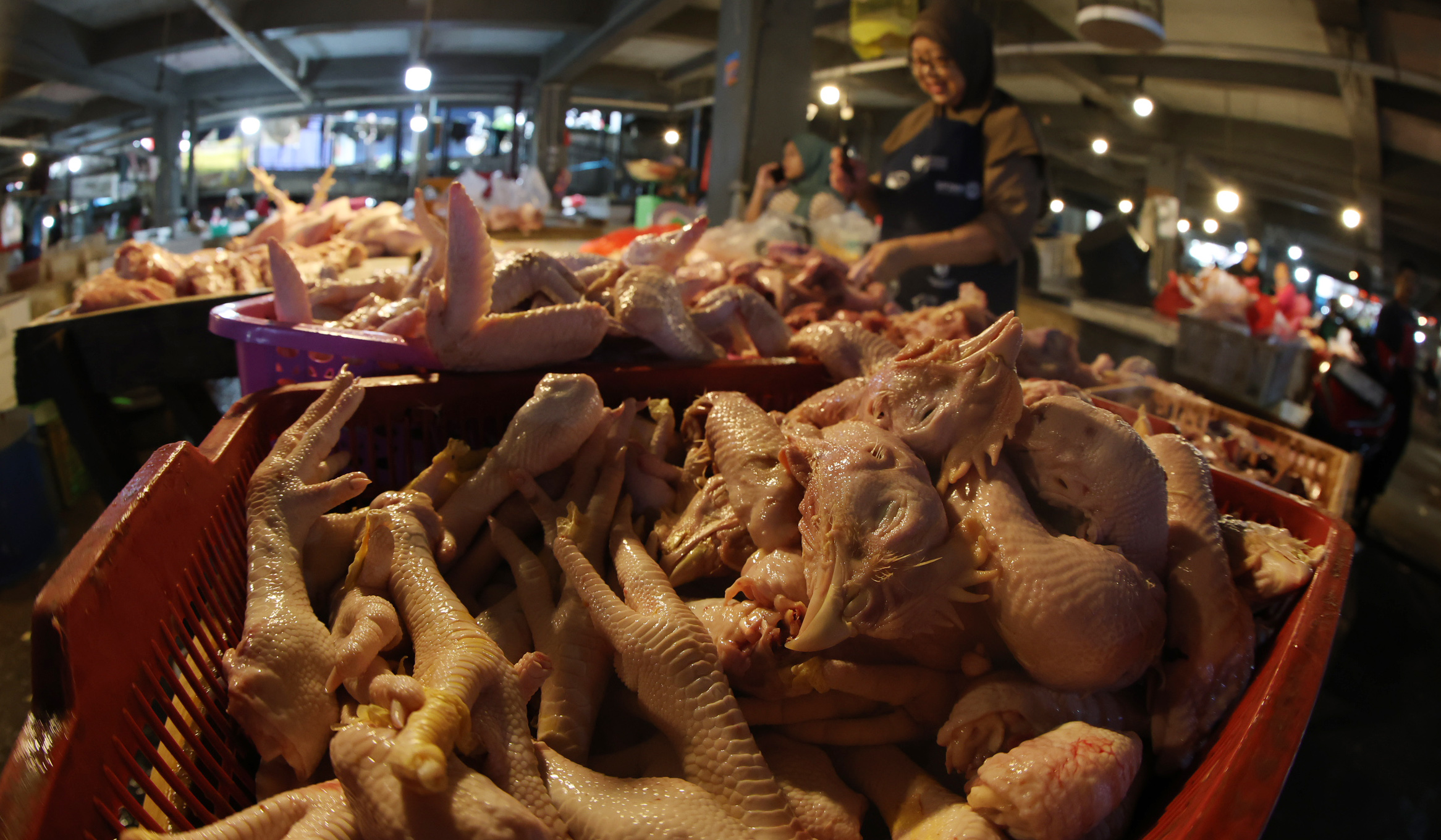 Pedagang ayam potong di Pasar Ciputat. (Agus Priatna/SinPo.id)