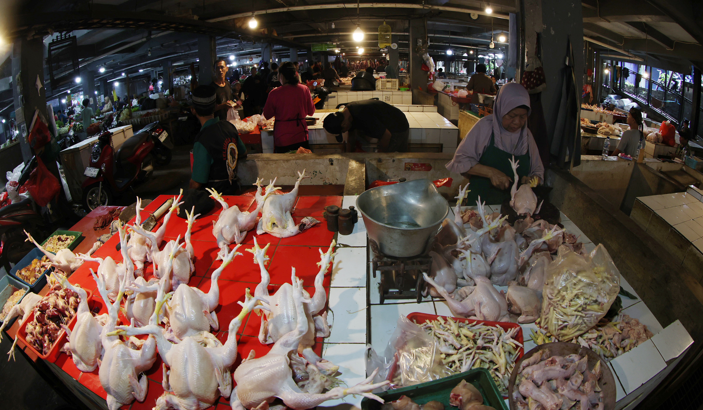 Pedagang ayam potong di Pasar Ciputat. (Agus Priatna/SinPo.id)