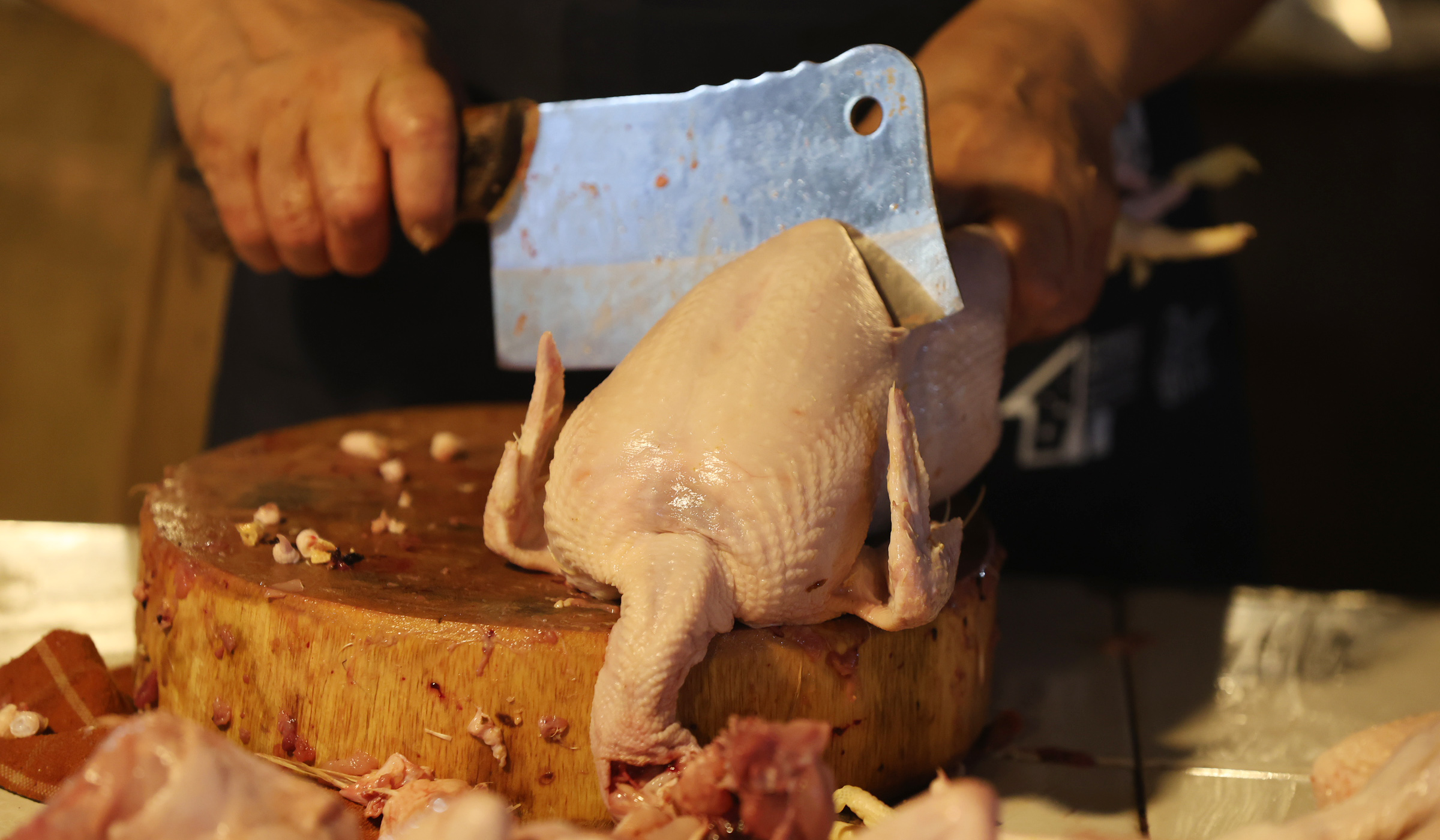 Pedagang ayam potong di Pasar Ciputat. (Agus Priatna/SinPo.id)