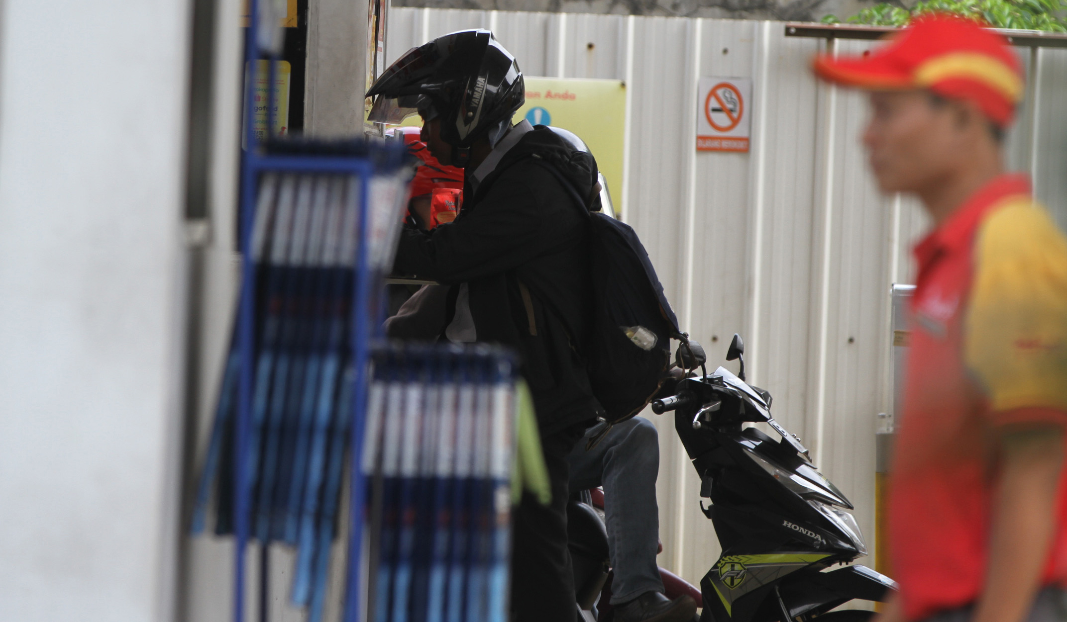 Pengisian di SPBU Shell. (Agus Priatna/SinPo.id)