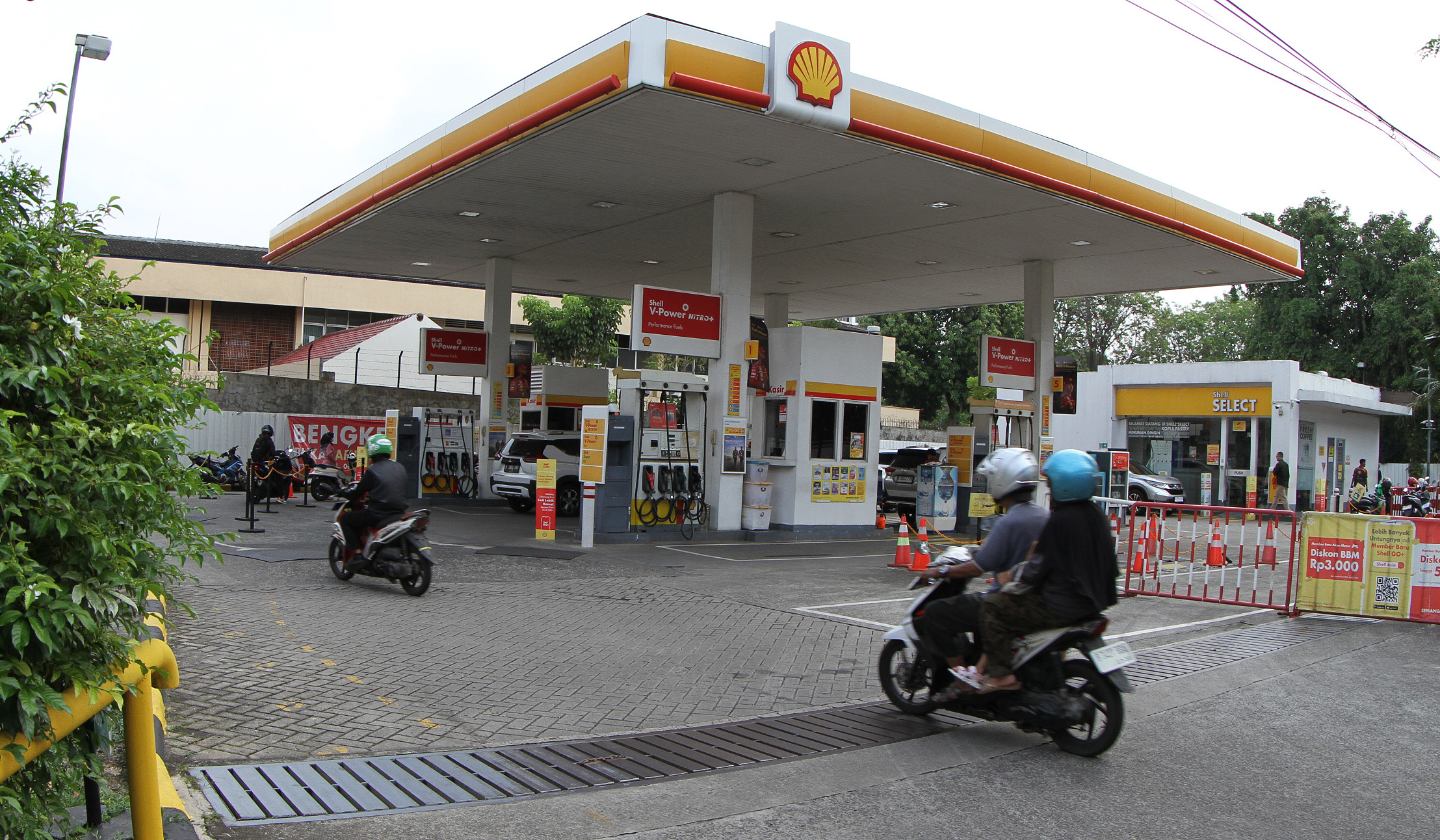 Pengisian di SPBU Shell. (Agus Priatna/SinPo.id)