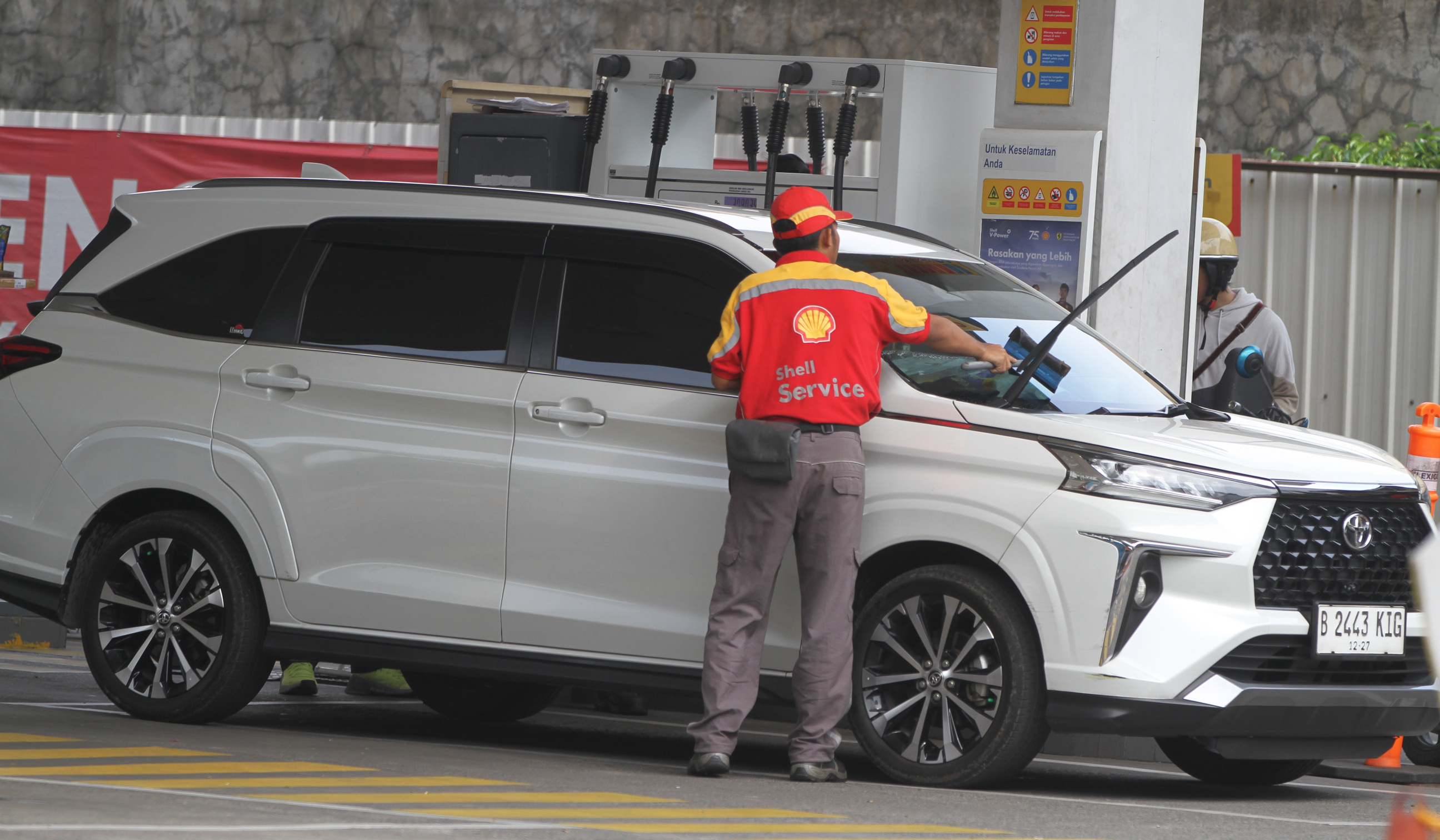 Pengisian di SPBU Shell. (Agus Priatna/SinPo.id)