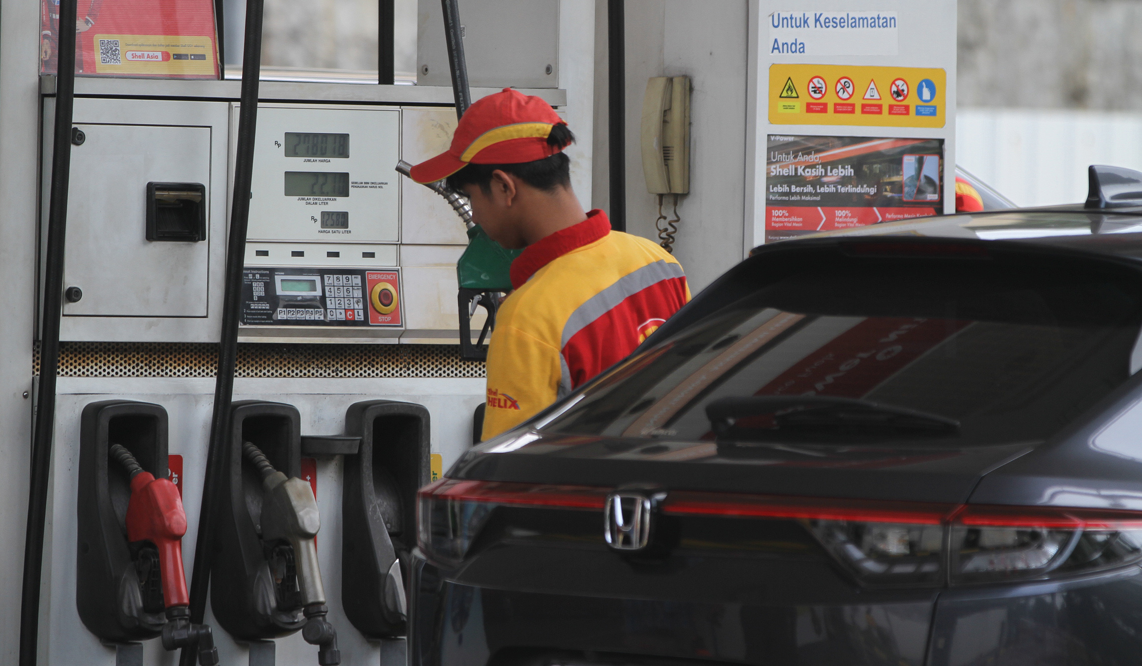 Pengisian di SPBU Shell. (Agus Priatna/SinPo.id)