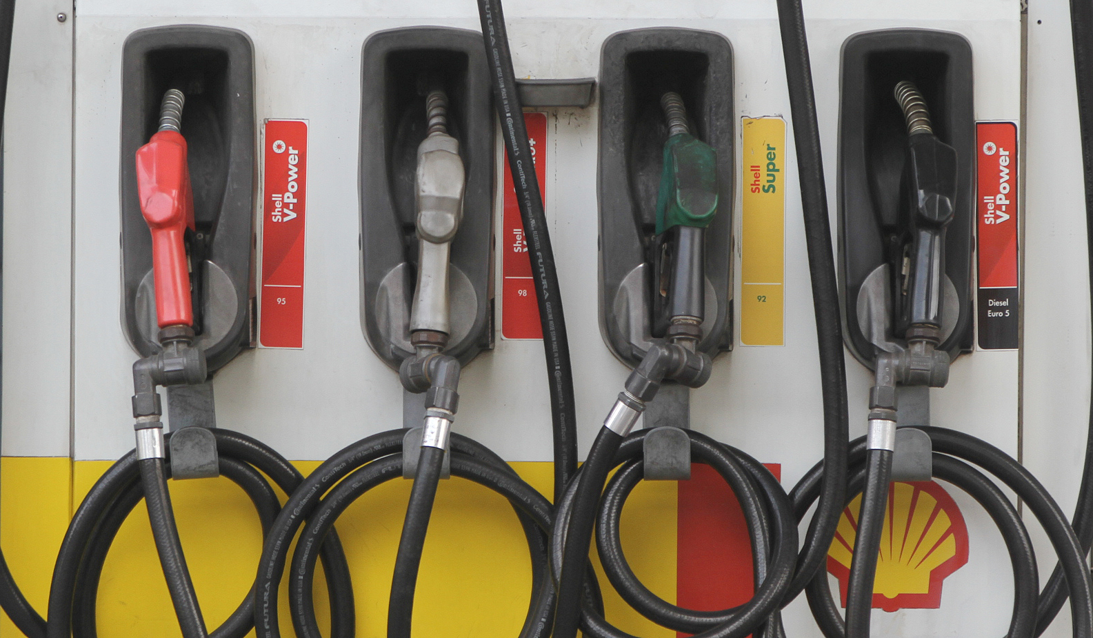 Pengisian di SPBU Shell. (Agus Priatna/SinPo.id)