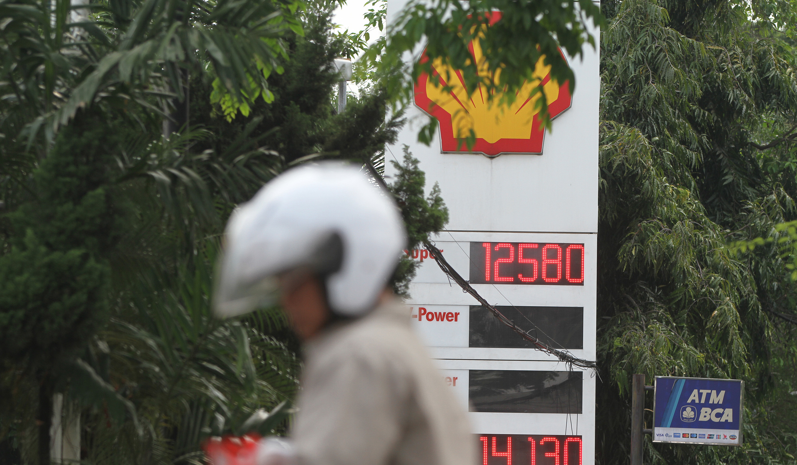 Pengisian di SPBU Shell. (Agus Priatna/SinPo.id)