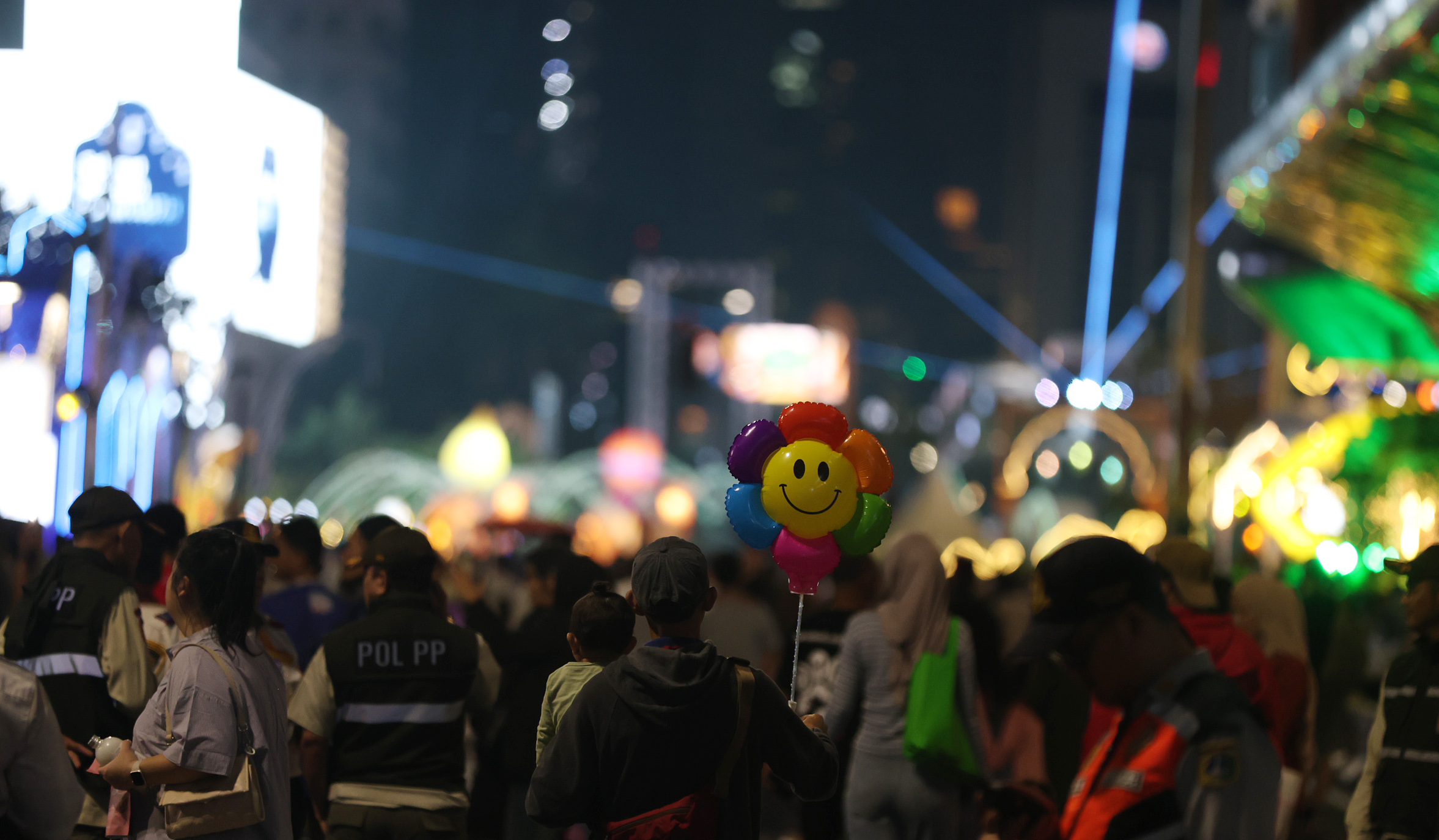 Suasana car free night saat malam takbiran di Bundaran HI. (Agus Priatna/SinPo.id)