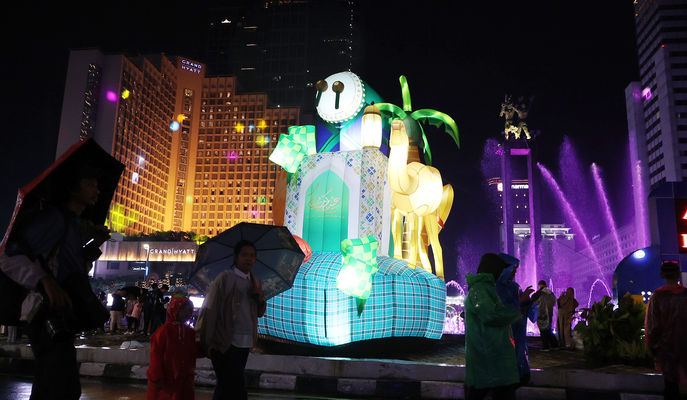 Suasana car free night saat malam takbiran di Bundaran HI. (Agus Priatna/SinPo.id)