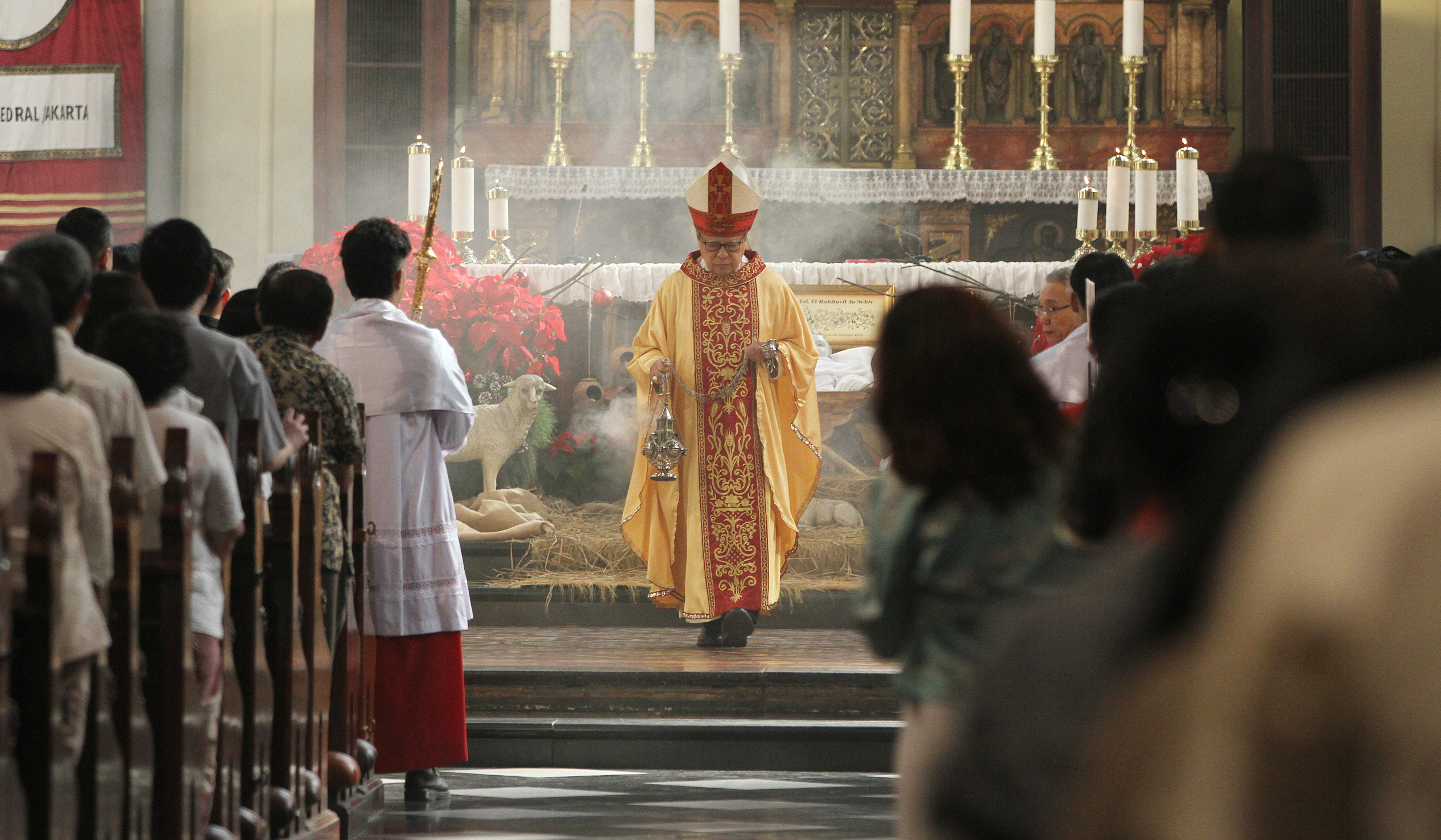 Pelaksanaan misa natal di Gereja Katedral. (Agus Priatna/SinPo.id)
