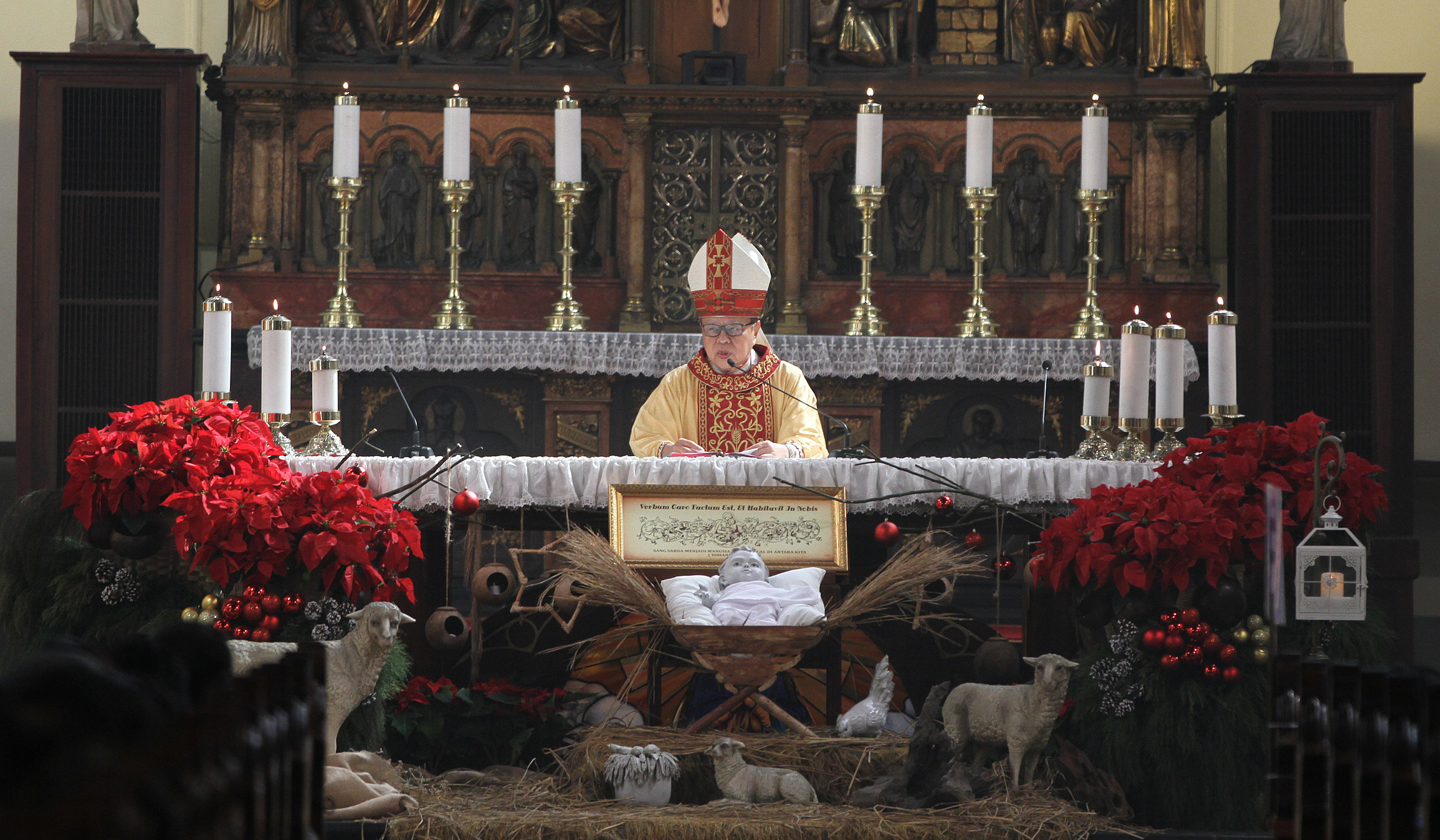 Pelaksanaan misa natal di Gereja Katedral. (Agus Priatna/SinPo.id)