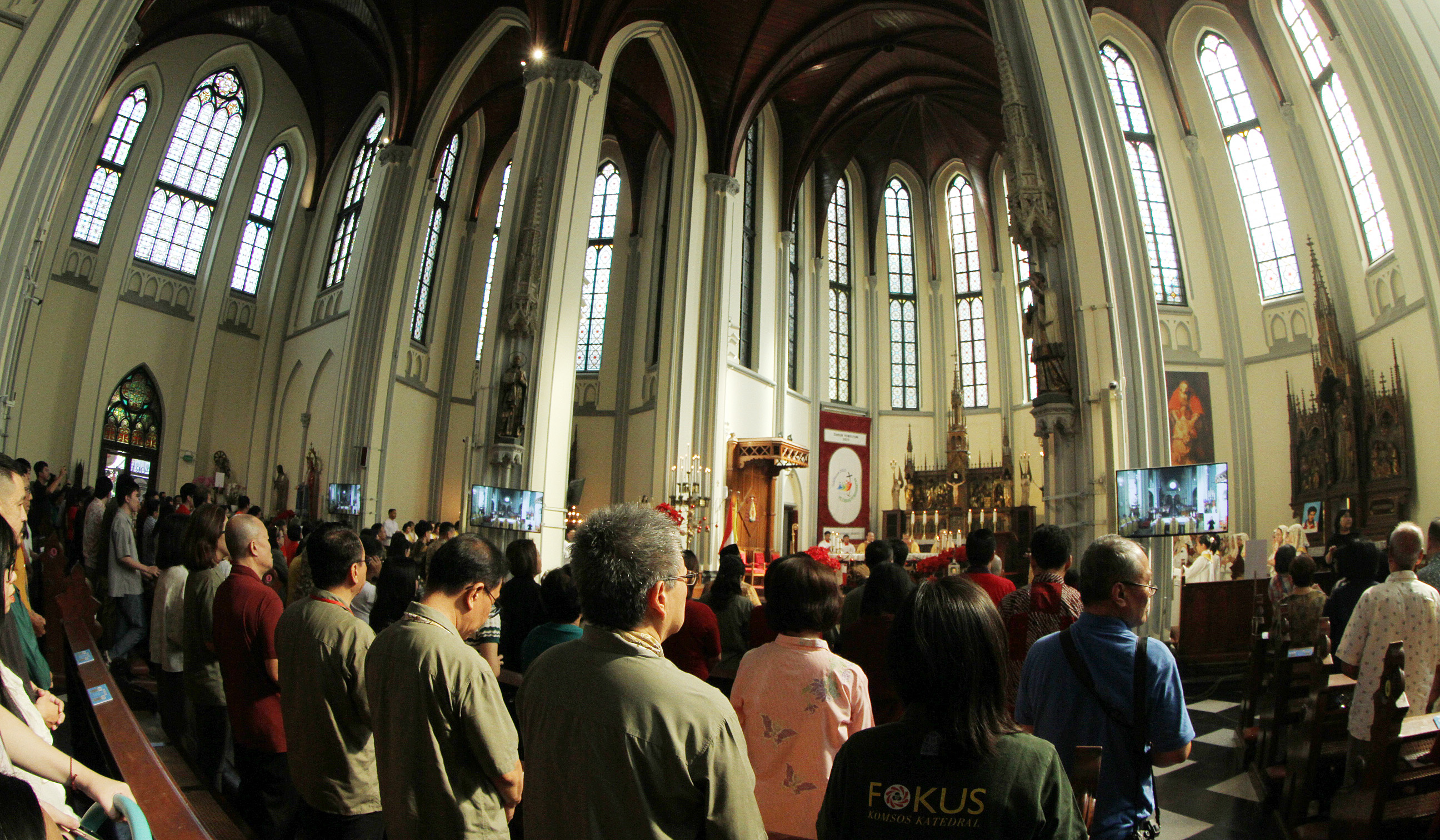 Pelaksanaan misa natal di Gereja Katedral. (Agus Priatna/SinPo.id)