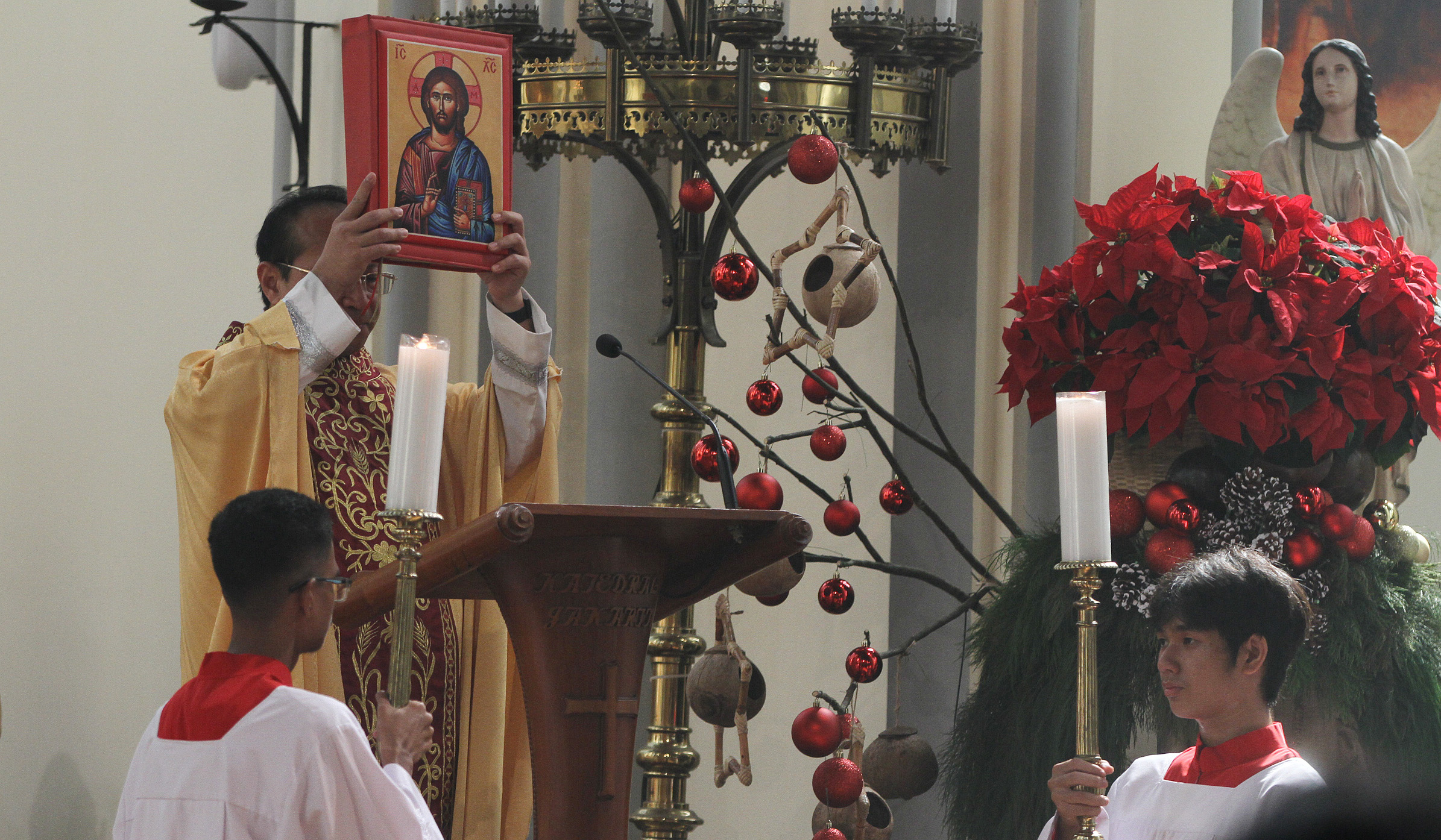 Pelaksanaan misa natal di Gereja Katedral. (Agus Priatna/SinPo.id)