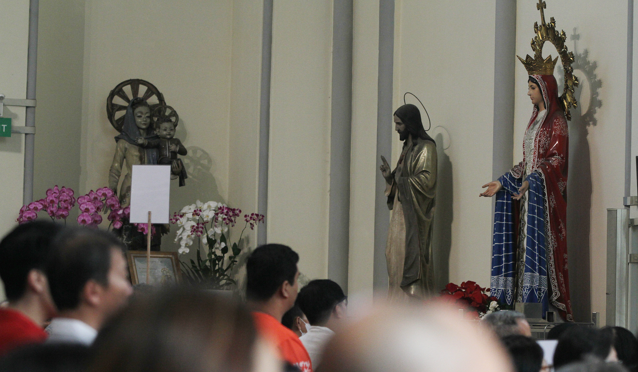 Pelaksanaan misa natal di Gereja Katedral. (Agus Priatna/SinPo.id)