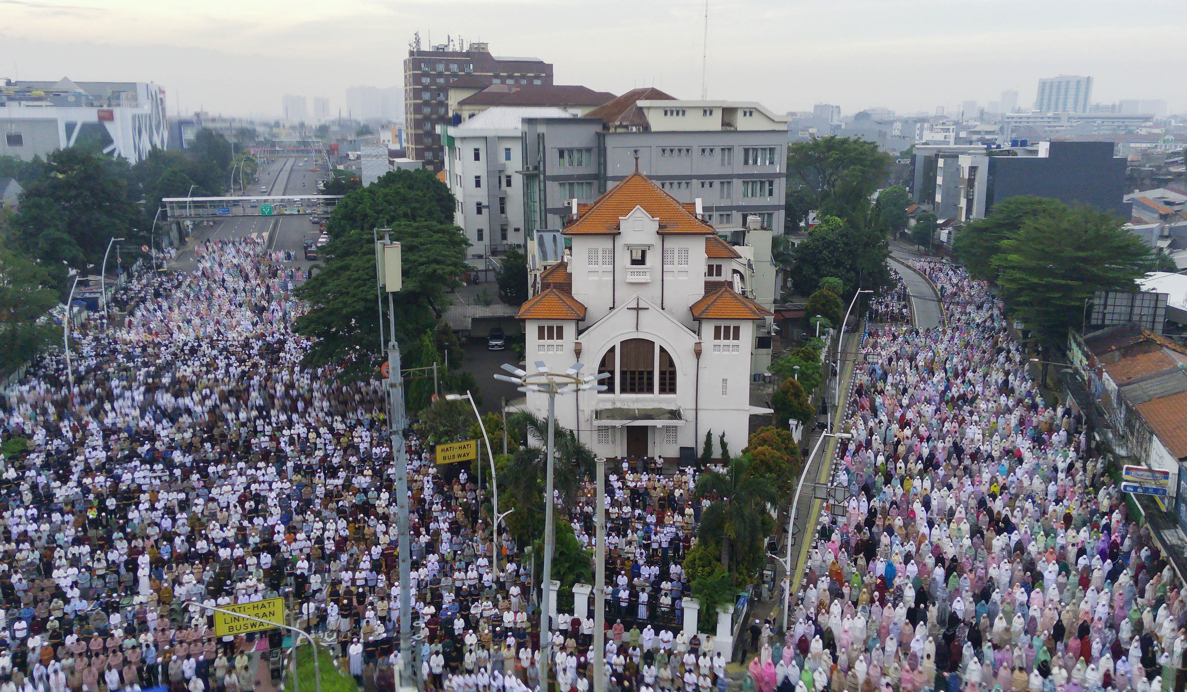 Solat Id di Jatinegara. (Agus Priatna/SinPo.id)