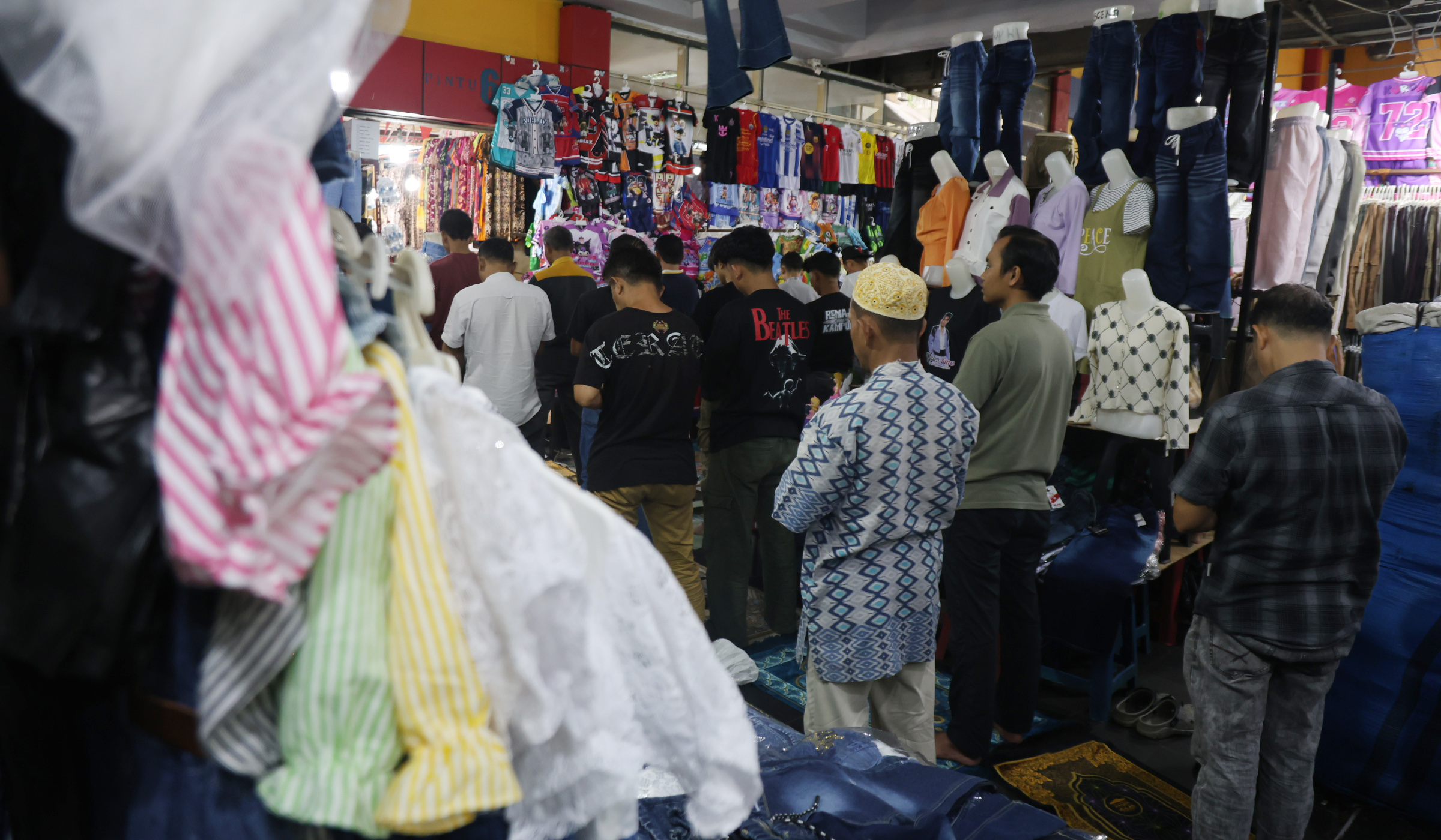 Suasana salat jumat di Pasar Tanah Abang. (Agus Priatna/SinPo.id)