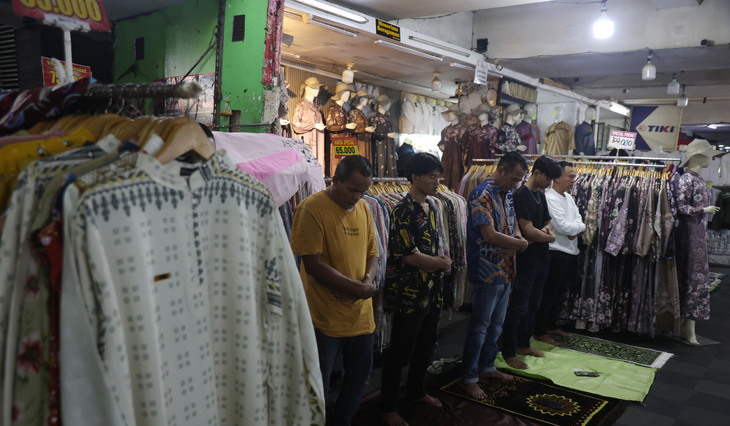 Suasana salat jumat di Pasar Tanah Abang. (Agus Priatna/SinPo.id)