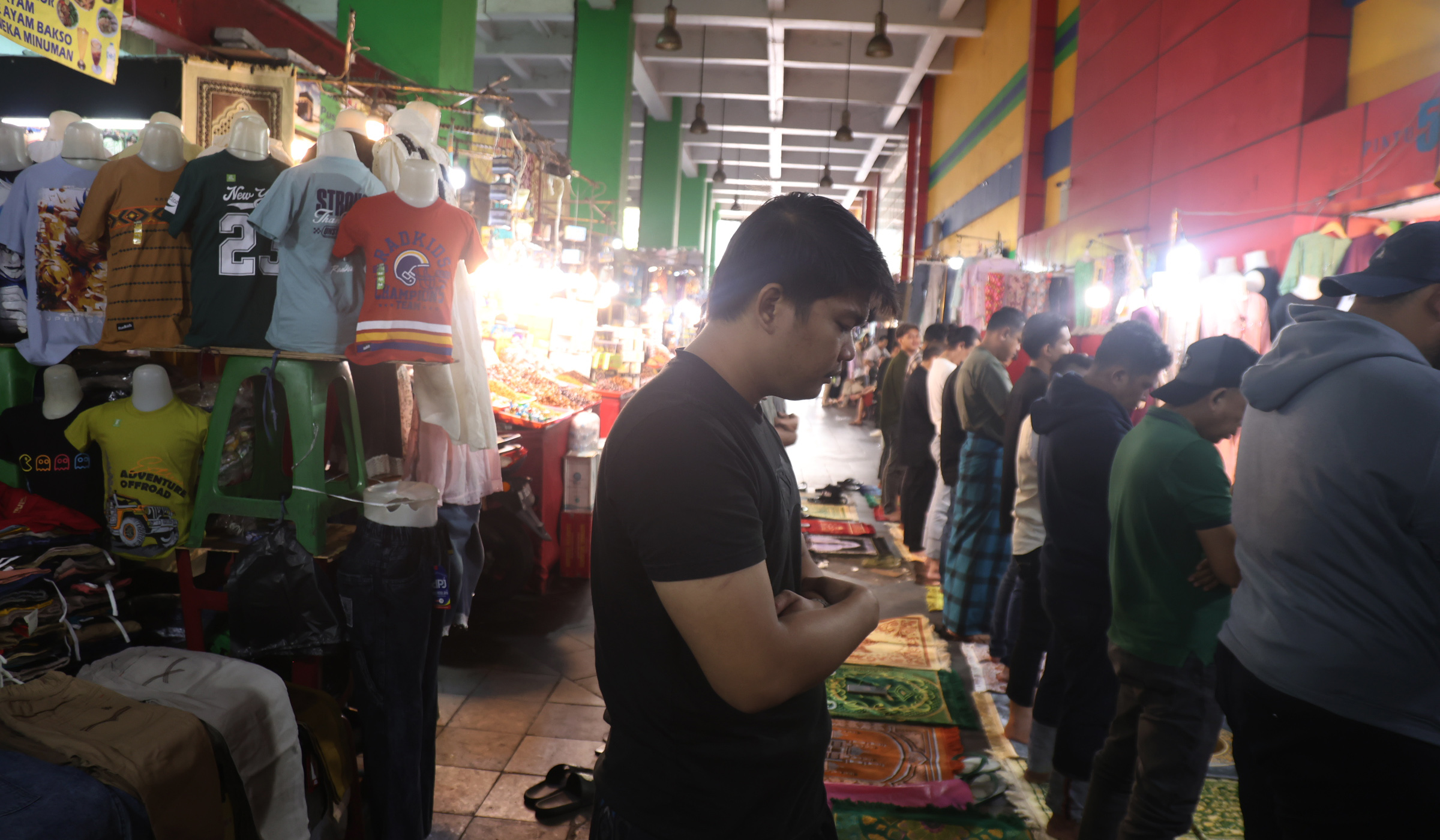 Suasana salat jumat di Pasar Tanah Abang. (Agus Priatna/SinPo.id)