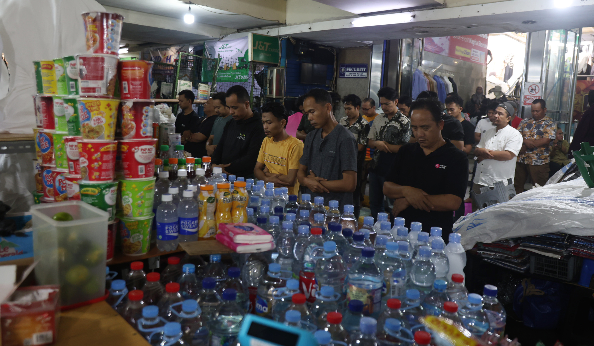 Suasana salat jumat di Pasar Tanah Abang. (Agus Priatna/SinPo.id)