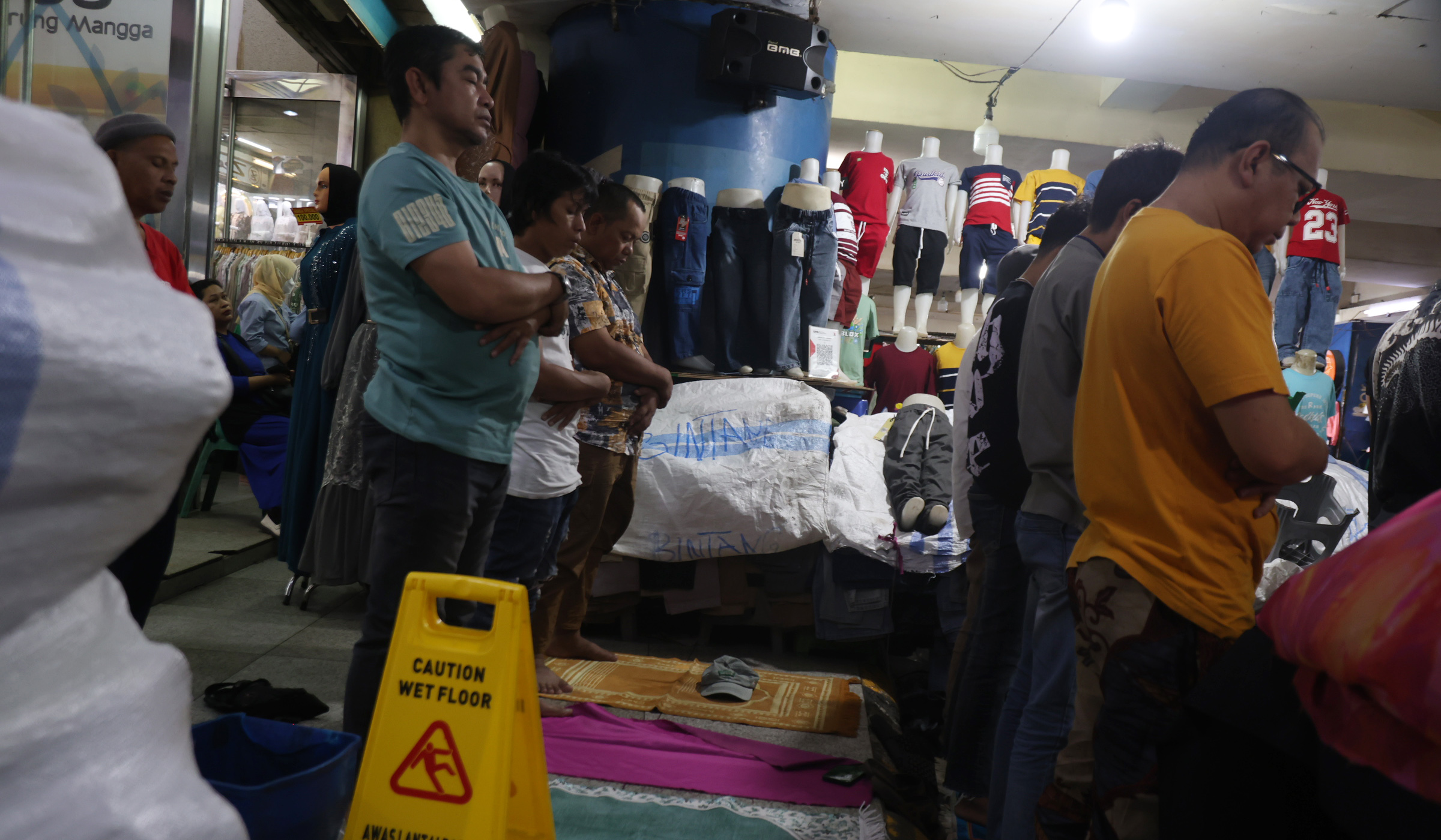 Suasana salat jumat di Pasar Tanah Abang. (Agus Priatna/SinPo.id)