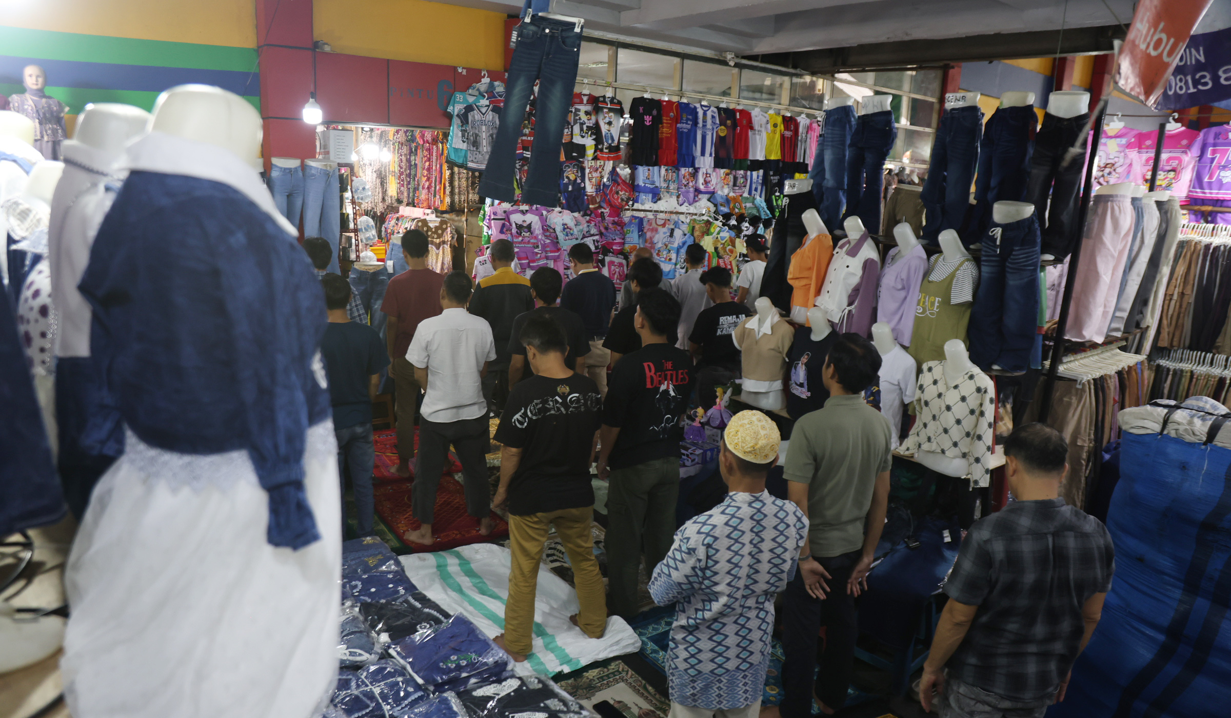 Suasana salat jumat di Pasar Tanah Abang. (Agus Priatna/SinPo.id)