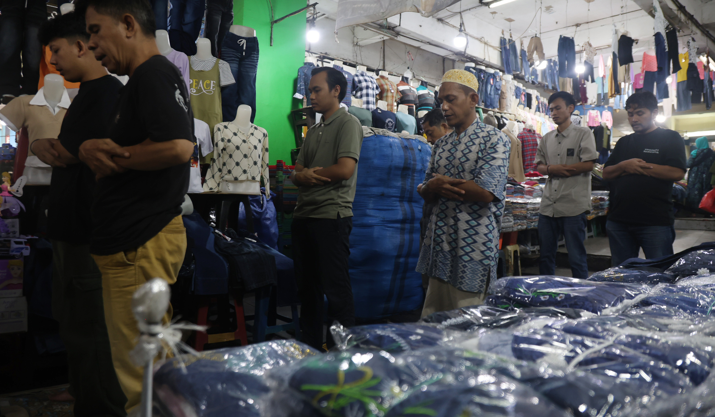 Suasana salat jumat di Pasar Tanah Abang. (Agus Priatna/SinPo.id)