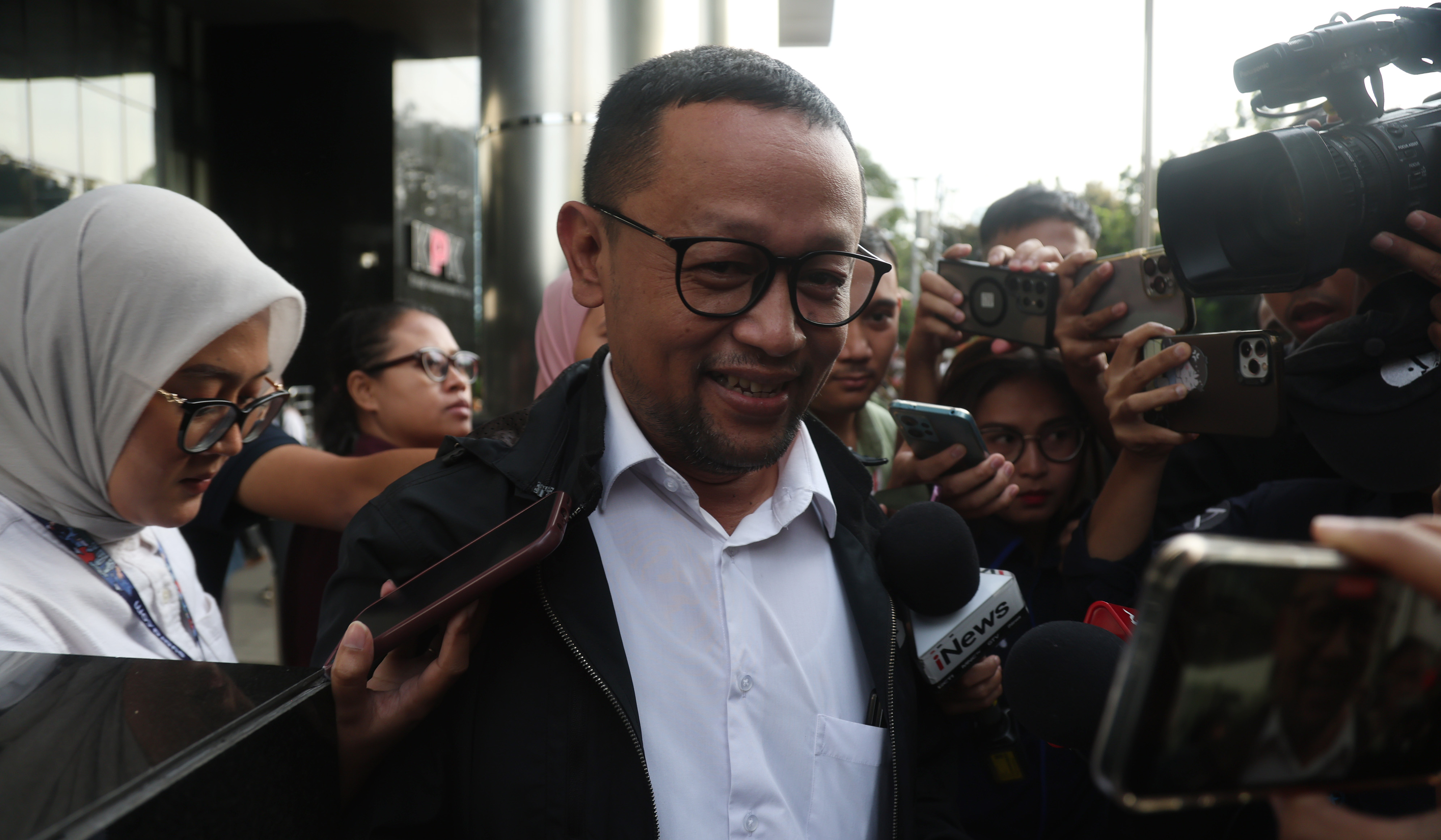 Gus Alex usai menjalani pemeriksaan KPK. (Agus Priatna/SinPo.id)