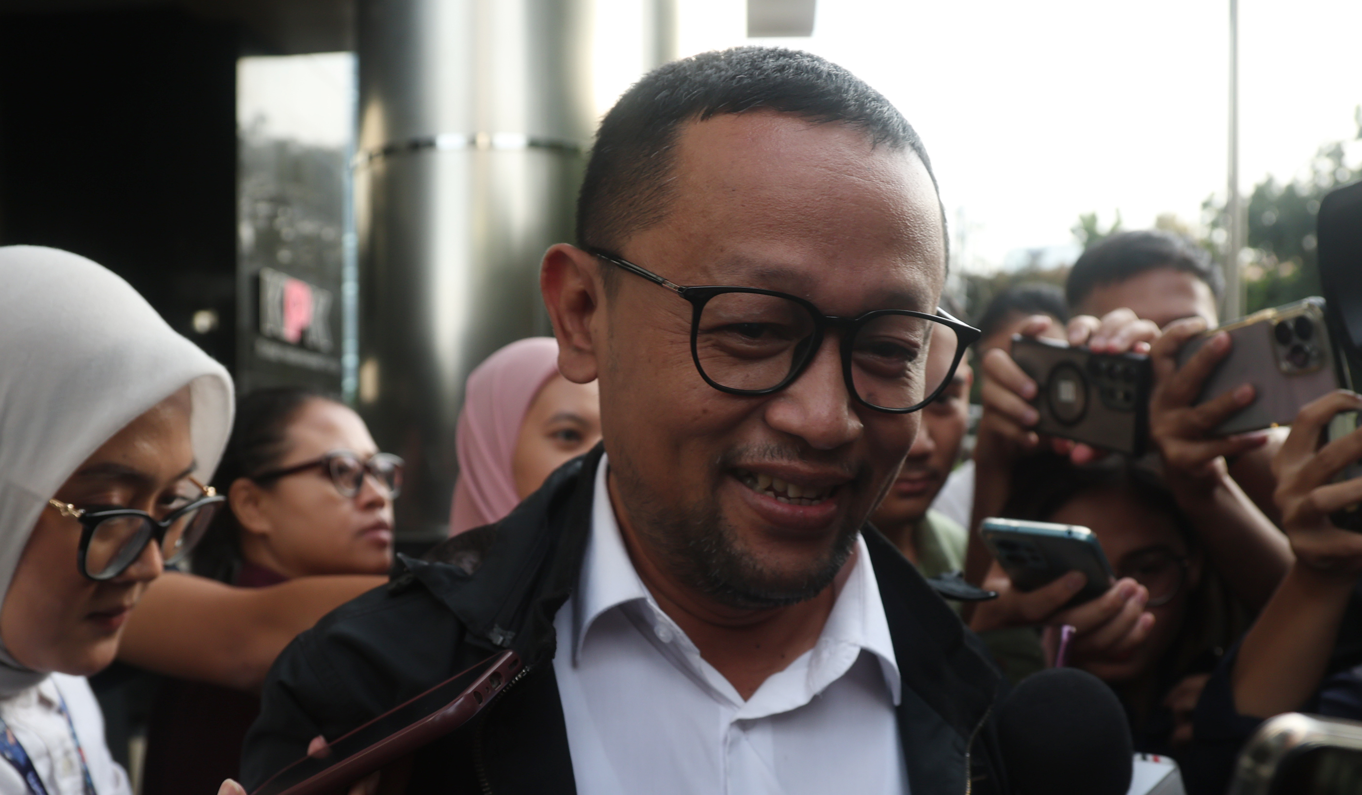 Gus Alex usai menjalani pemeriksaan KPK. (Agus Priatna/SinPo.id)