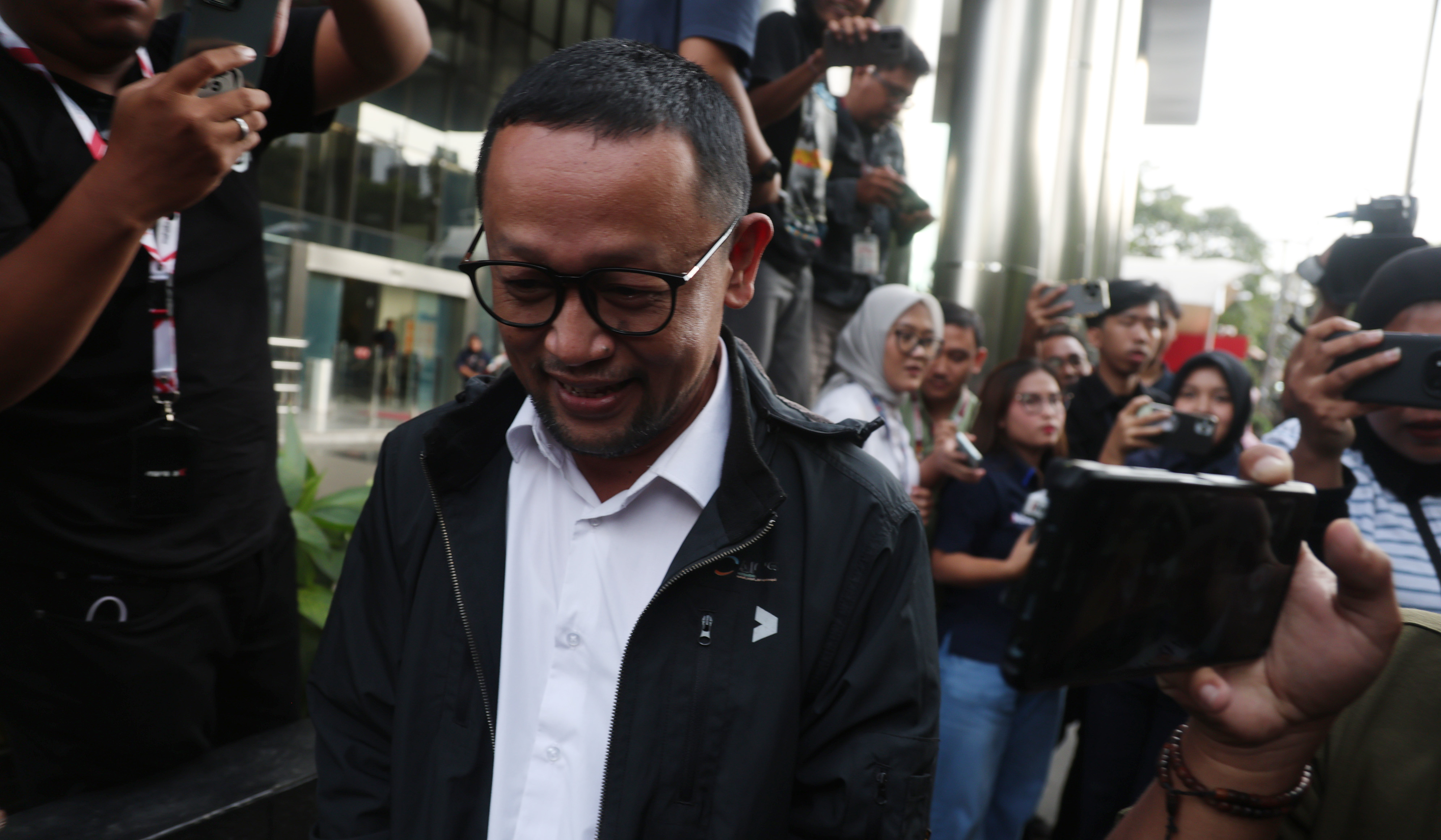 Gus Alex usai menjalani pemeriksaan KPK. (Agus Priatna/SinPo.id)