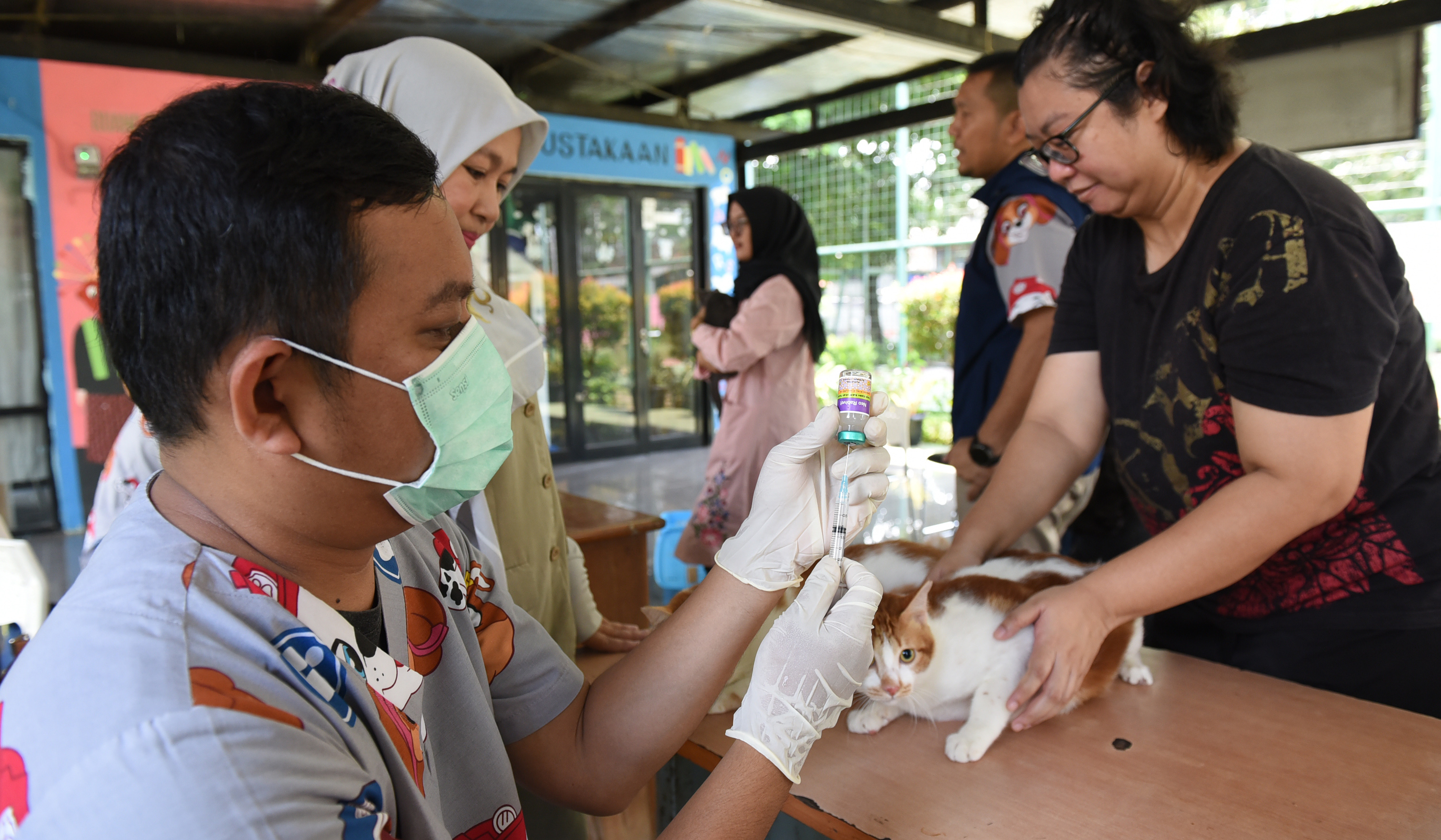Pemberian vaksin rabies. (Agus Priatna/SinPo.id)