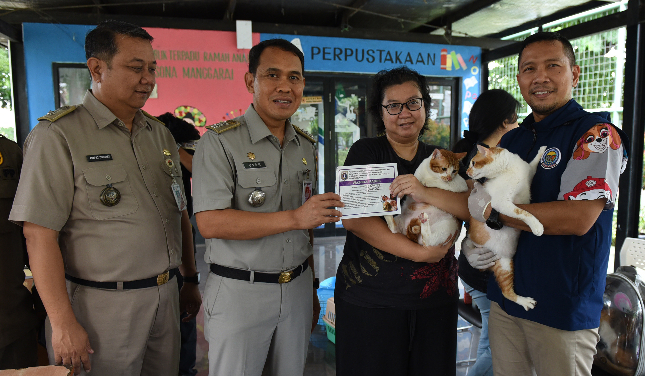 Pemberian vaksin rabies. (Agus Priatna/SinPo.id)