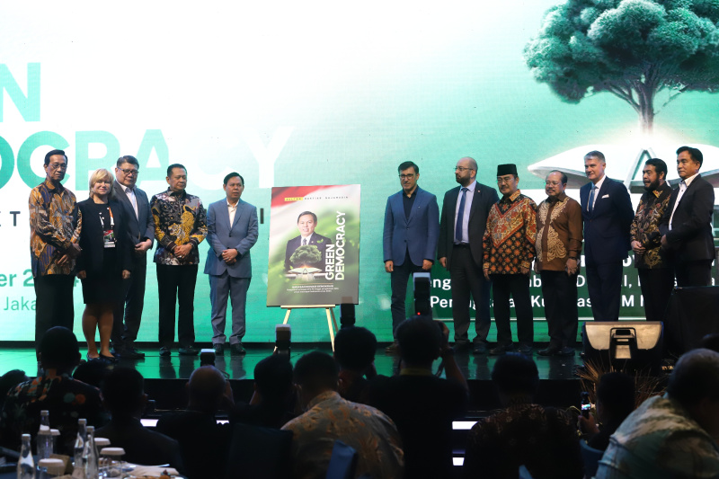 Wakil Ketua DPD RI Sultan Bakhtiar Najamuddin me-launching Buku 