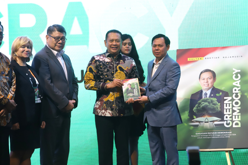 Wakil Ketua DPD RI Sultan Bakhtiar Najamuddin me-launching Buku 