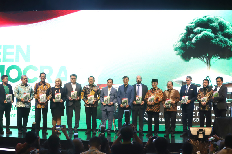 Wakil Ketua DPD RI Sultan Bakhtiar Najamuddin me-launching Buku 