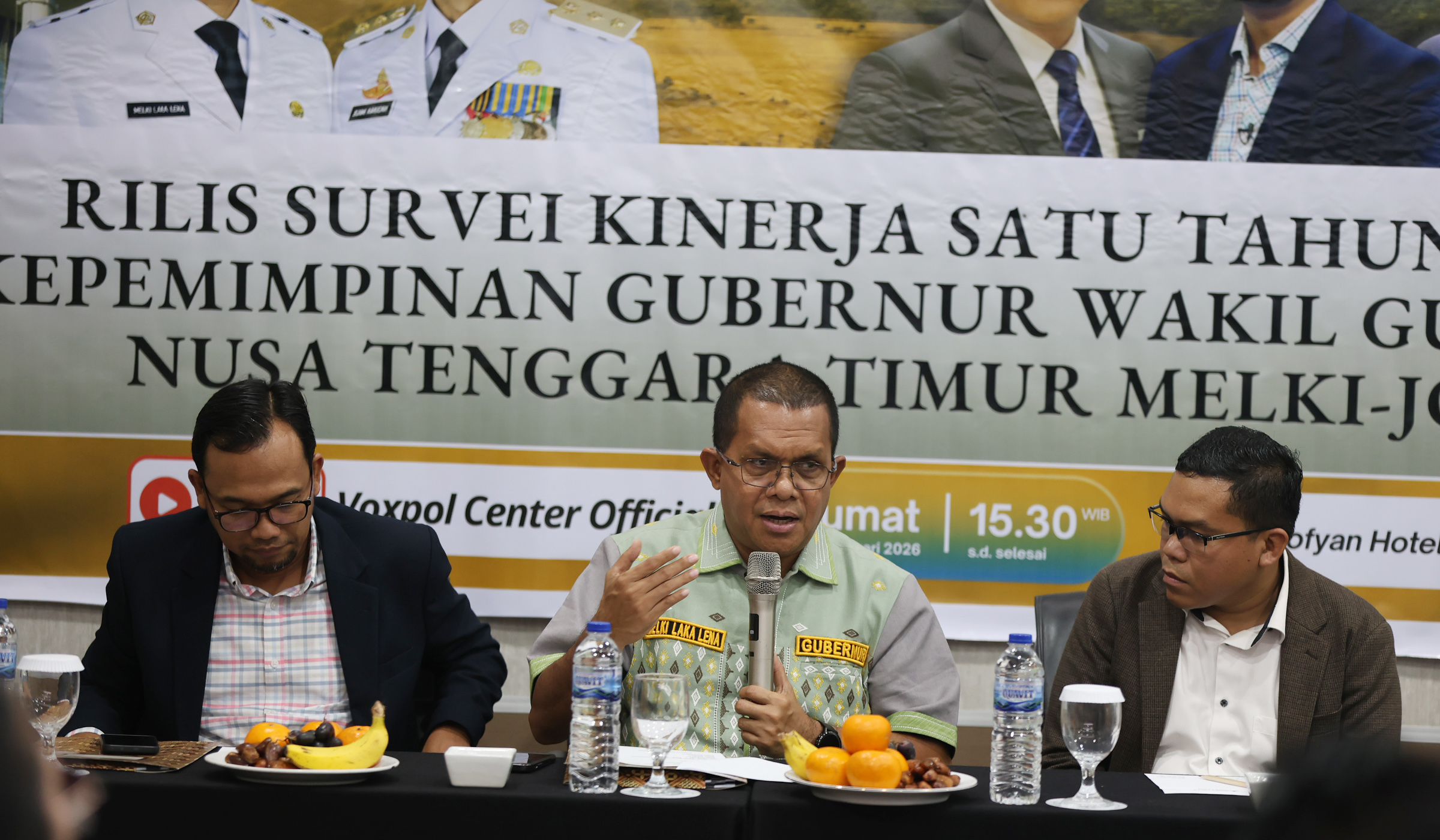 Paparan hasil survei 1 tahun pemerintahan Melki-Johni. (Agus Priatna/SinPo.id)