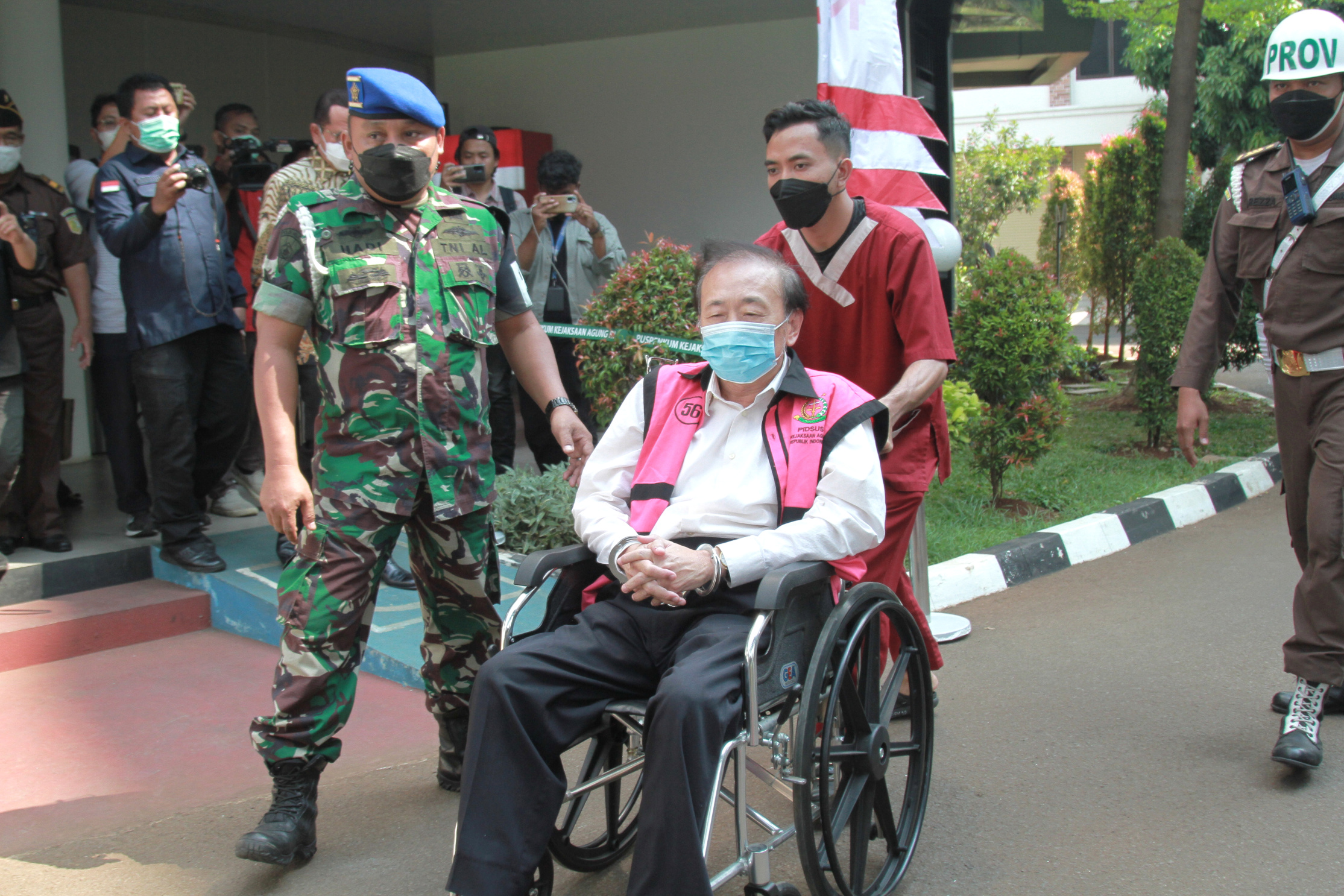 Tersangka Surya Darmadi dilarikan ke rumah sakit saat menjalani pemeriksaan di Kejagung (Ashar/SinPo.id)