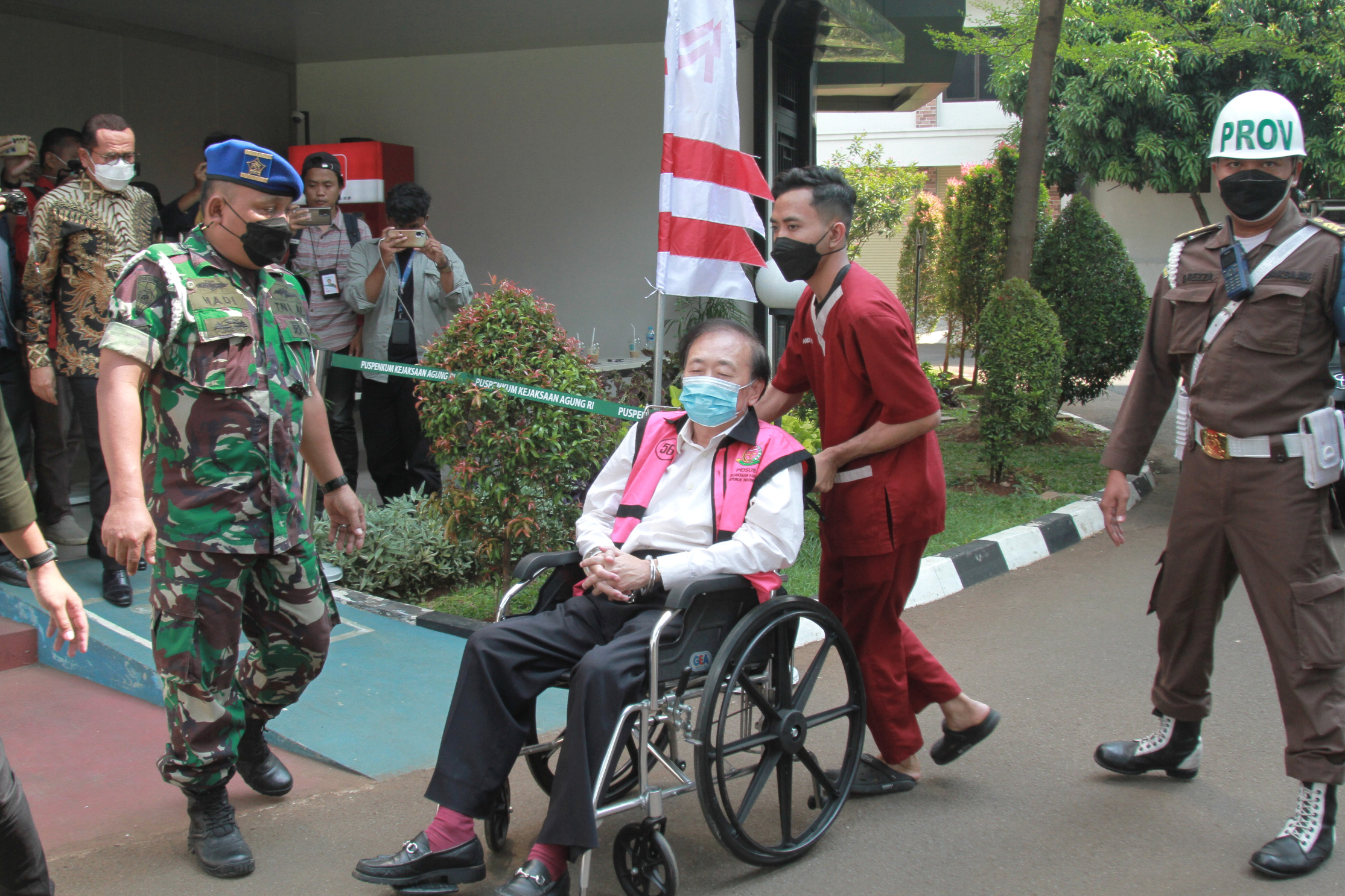 Tersangka Surya Darmadi dilarikan ke rumah sakit saat menjalani pemeriksaan di Kejagung (Ashar/SinPo.id)