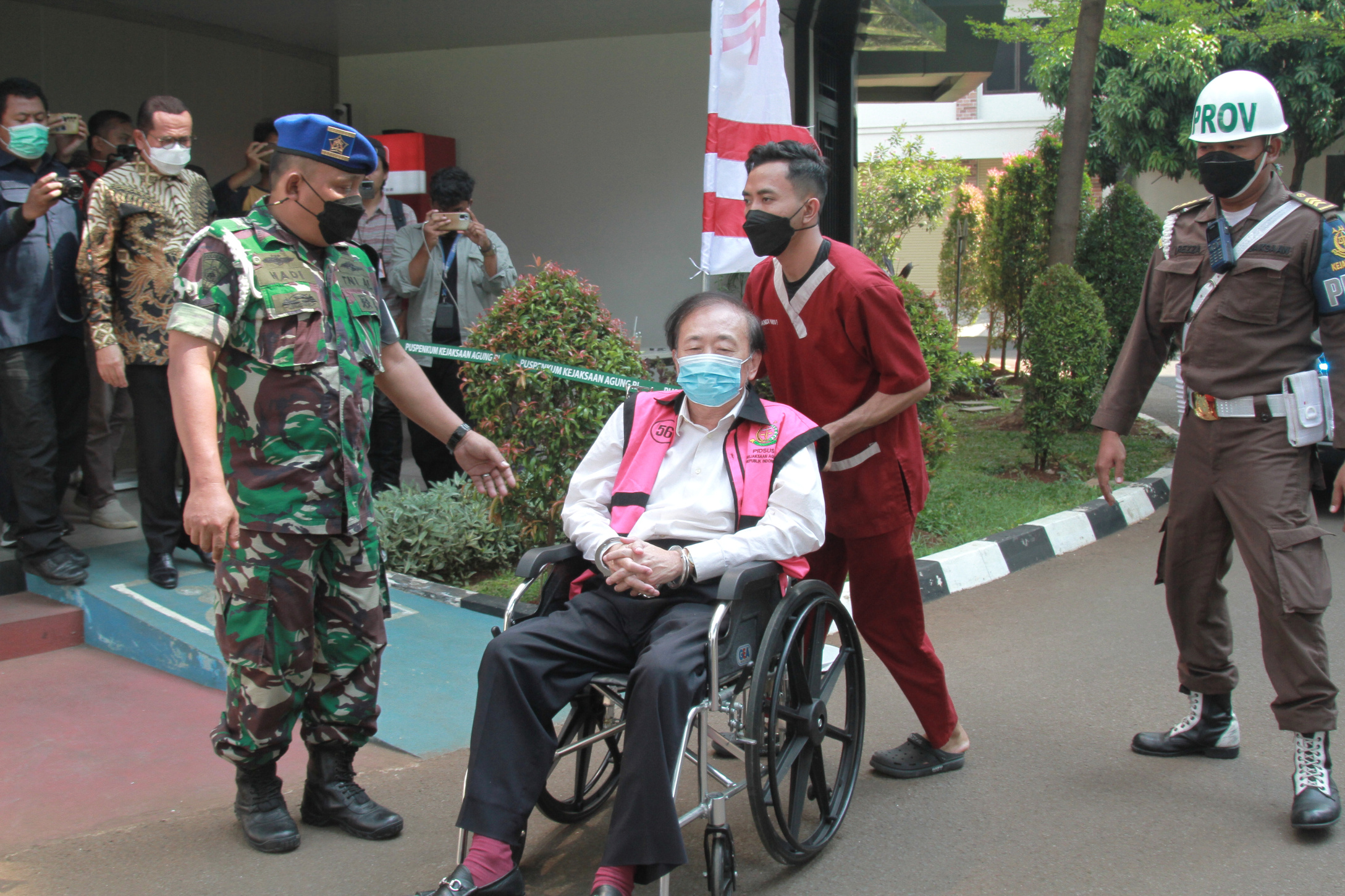 Tersangka Surya Darmadi dilarikan ke rumah sakit saat menjalani pemeriksaan di Kejagung (Ashar/SinPo.id)
