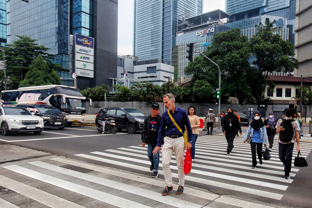 Pekerja sedang melintas di jalan Sudirman usai beraktivitas (Ashar/SinPo.id)