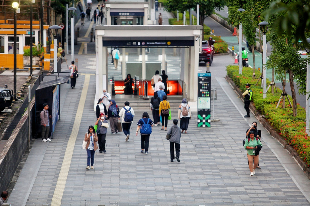 Pekerja sedang melintas di jalan Sudirman usai beraktivitas (Ashar/SinPo.id)