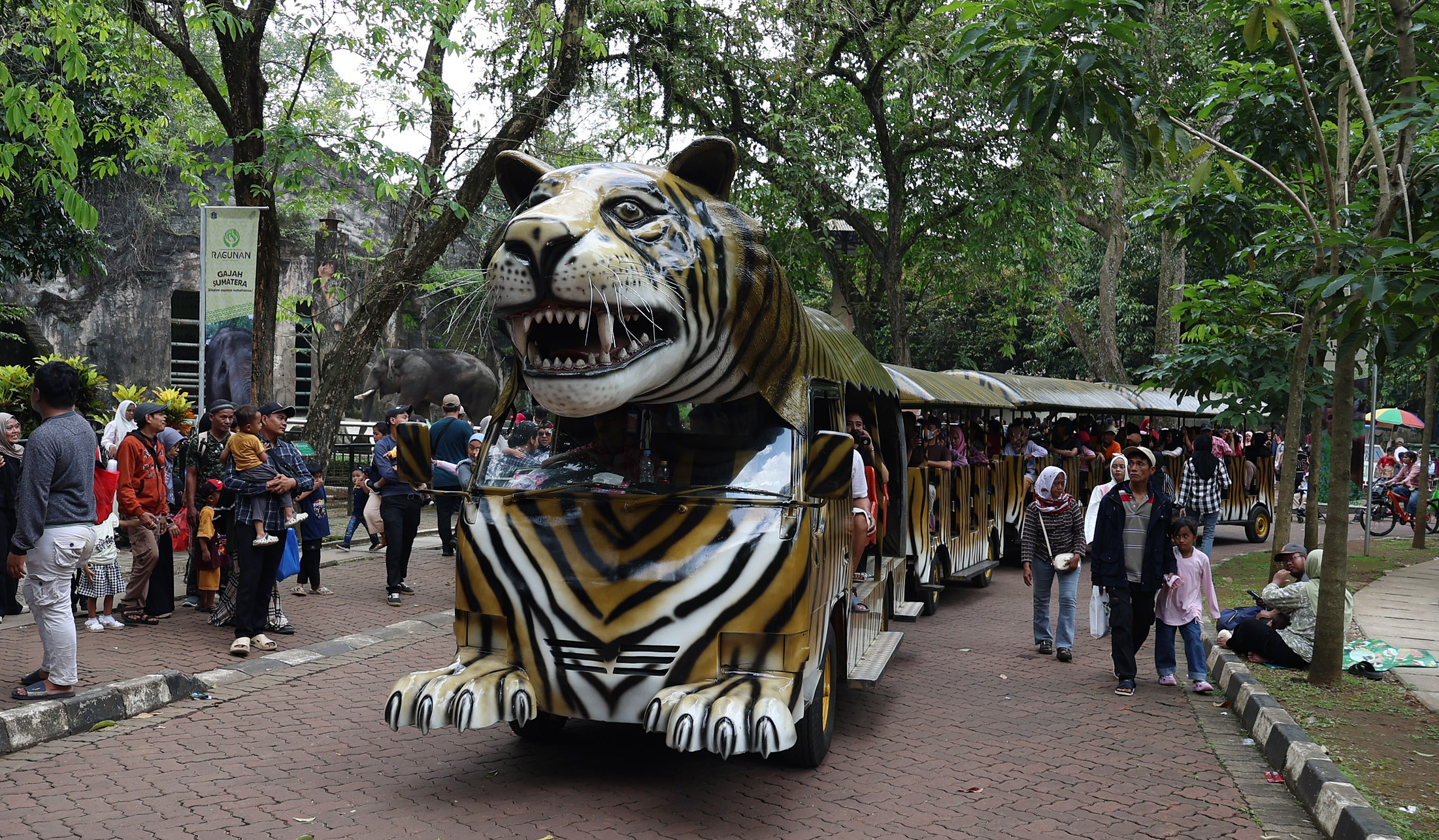 Suasana Taman Margasatwa Ragunan di Jakarta. (Agus Priatna/SinPo.id)