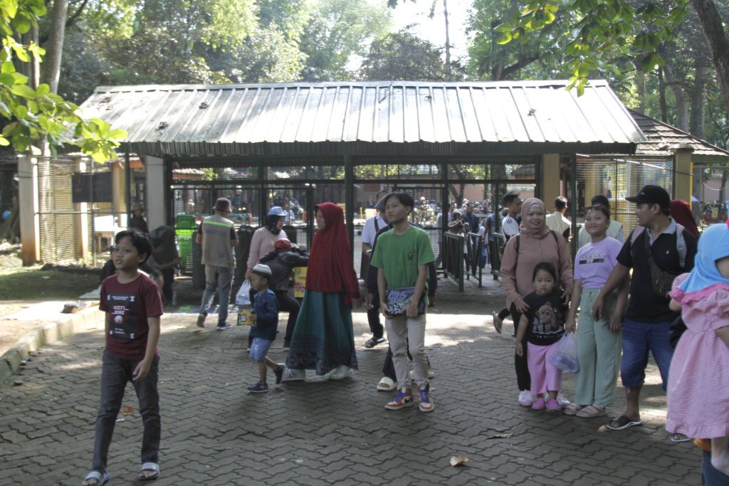 Taman Margasatwa Ragunan dipadati pengunjung saat cuti bersama Hari Raya Idul Adha 1444 H dan Libur Sekolah (Ashar/SinPo.id)