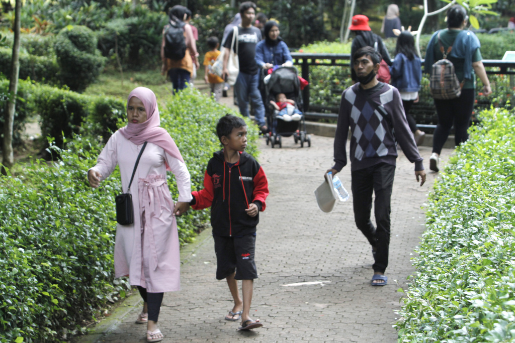 Taman Margasatwa Ragunan dipadati pengunjung saat cuti bersama Hari Raya Idul Adha 1444 H dan Libur Sekolah (Ashar/SinPo.id)