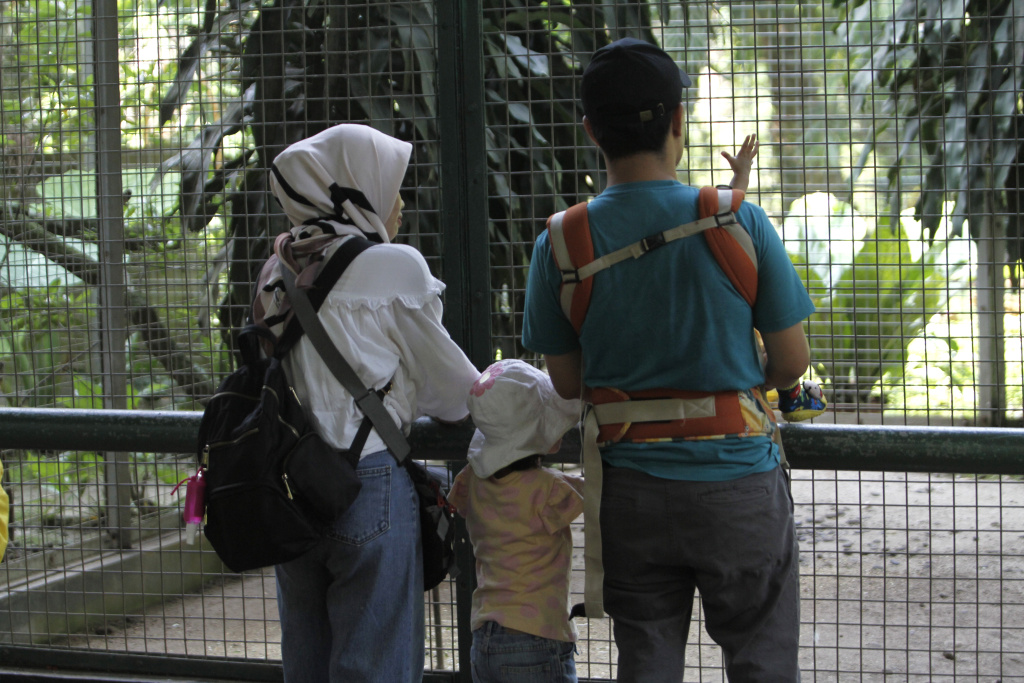 Taman Margasatwa Ragunan dipadati pengunjung saat cuti bersama Hari Raya Idul Adha 1444 H dan Libur Sekolah (Ashar/SinPo.id)