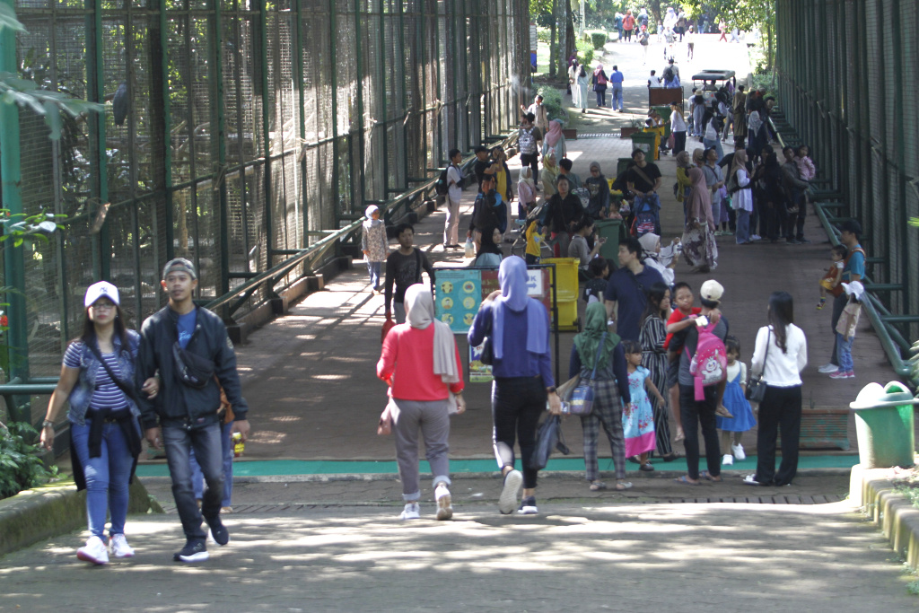 Taman Margasatwa Ragunan dipadati pengunjung saat cuti bersama Hari Raya Idul Adha 1444 H dan Libur Sekolah (Ashar/SinPo.id)