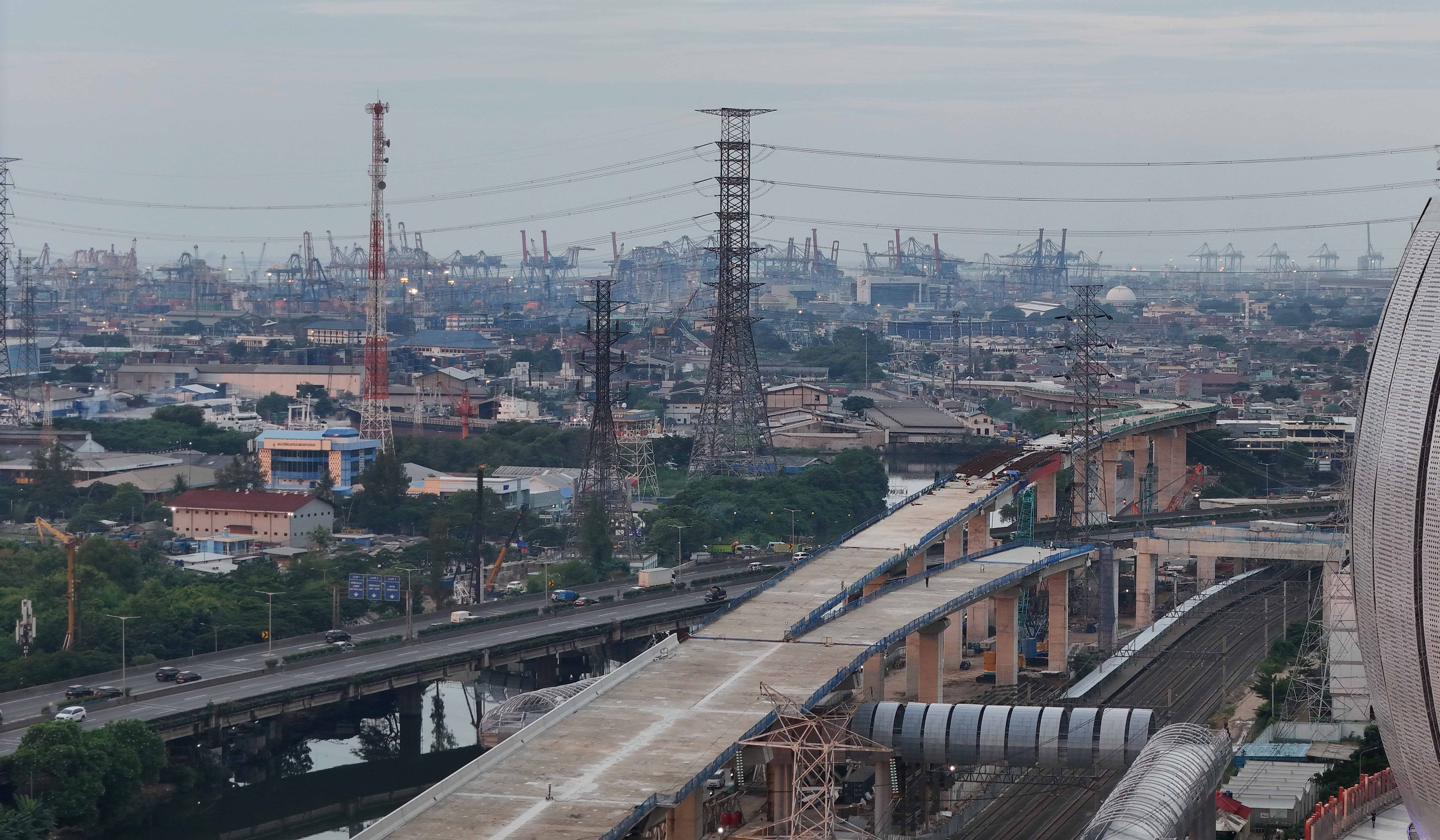 DPR mendukung pemerintah dalam kegiatan efisiensi energi dengan membatasi penggunaan listrik (Ashar/SinPo.id)