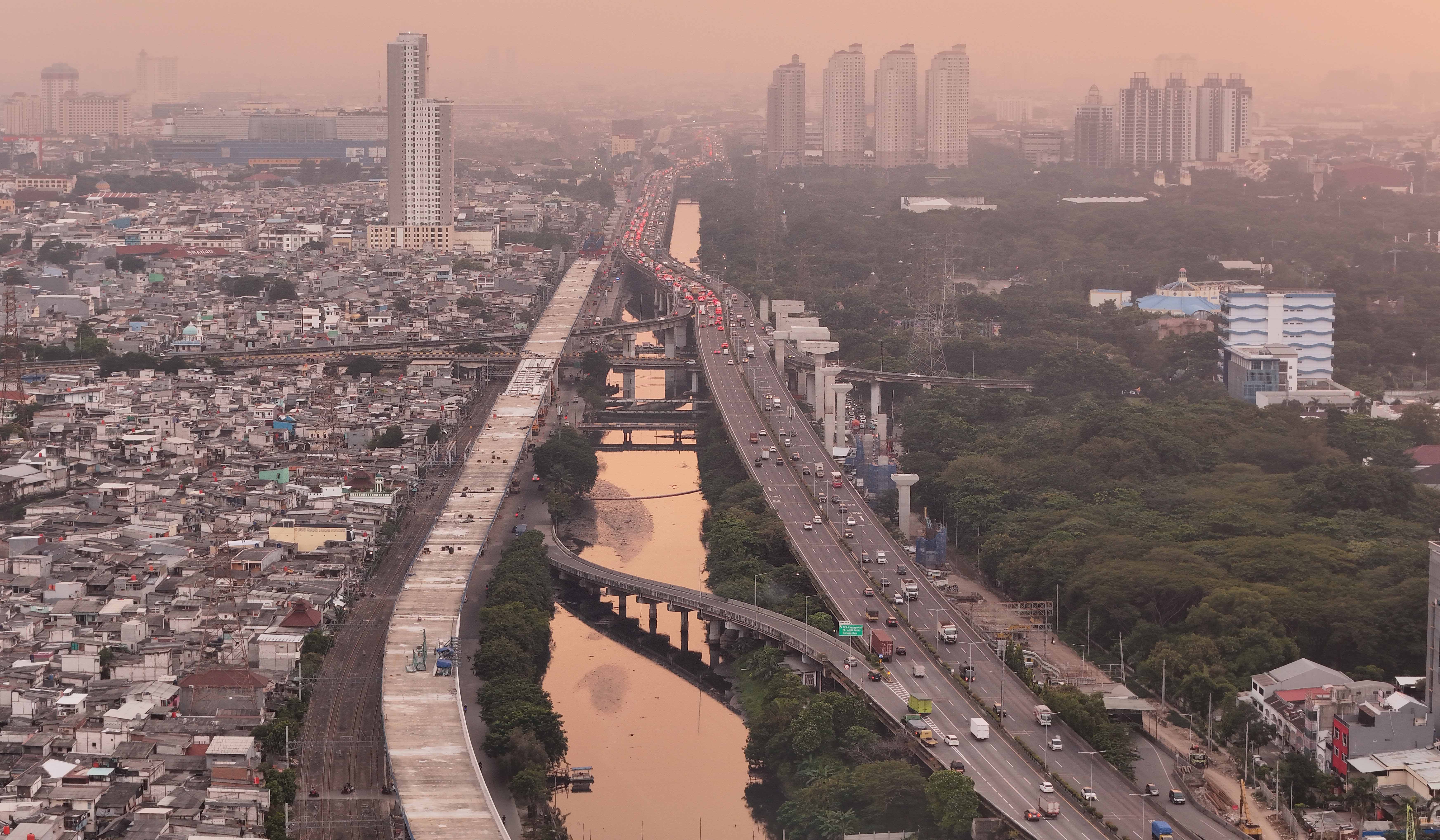 Pembangunan jalan tol HBR II. (Agus Priatna/SinPo.id)