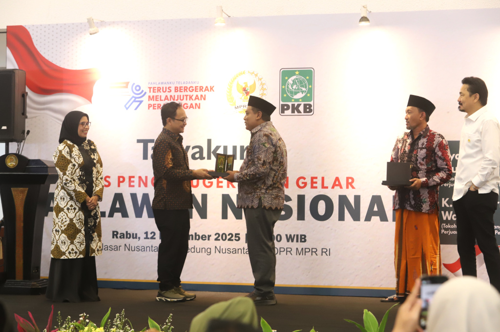 Tasyakuran Frakasi PKB MPR untuk dua Tokoh Pahlawan Nasional Syaikhona Muhammad Kholil Bangkalan dan KH Abdurahman Wahid (Gusdur) (Ashar/SinPo.id)