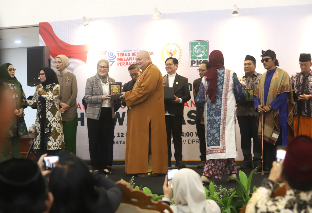 Tasyakuran Frakasi PKB MPR untuk dua Tokoh Pahlawan Nasional Syaikhona Muhammad Kholil Bangkalan dan KH Abdurahman Wahid (Gusdur) (Ashar/SinPo.id)