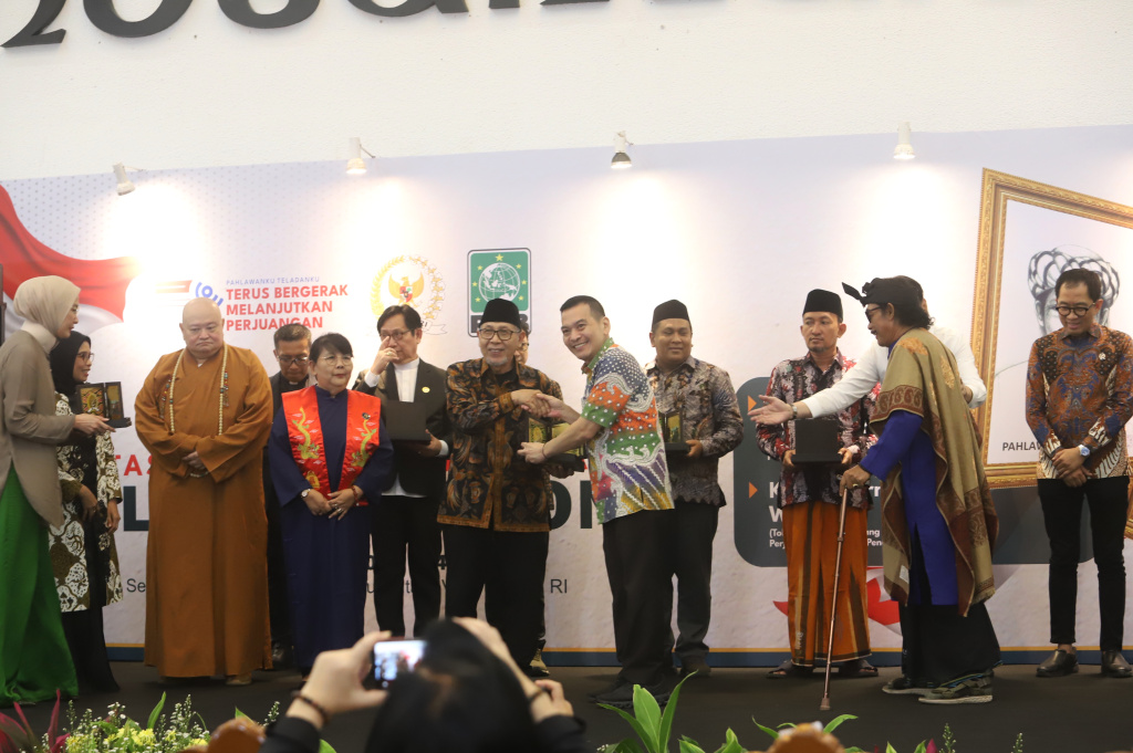 Tasyakuran Frakasi PKB MPR untuk dua Tokoh Pahlawan Nasional Syaikhona Muhammad Kholil Bangkalan dan KH Abdurahman Wahid (Gusdur) (Ashar/SinPo.id)