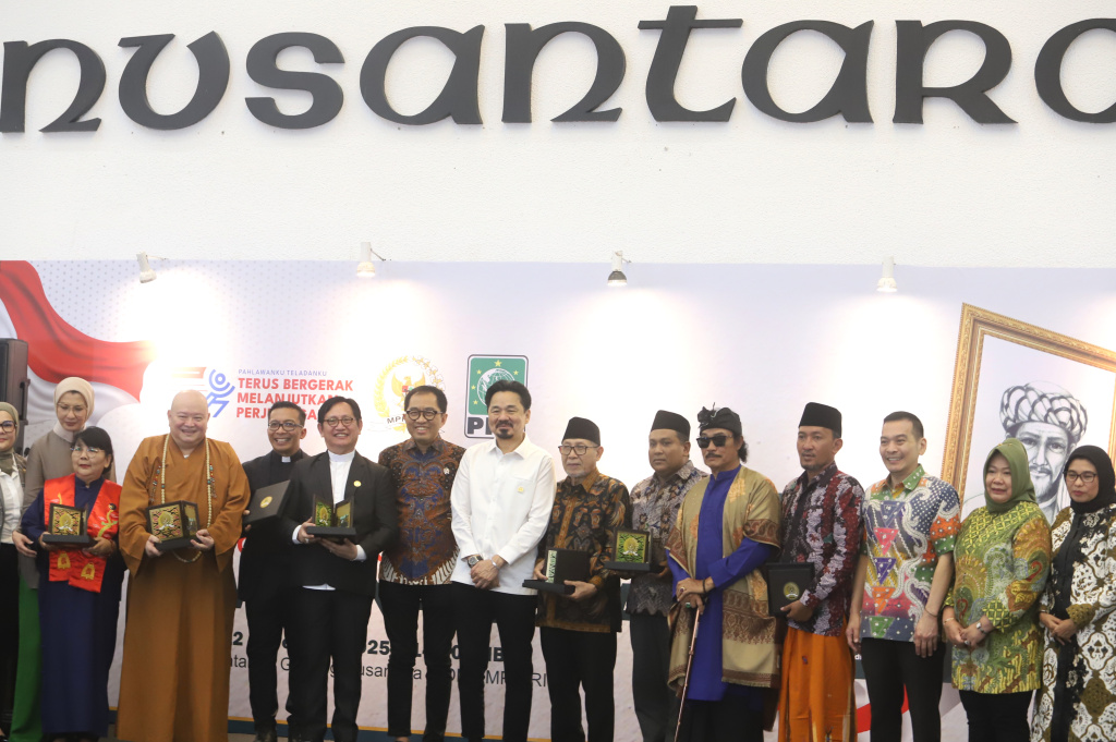 Tasyakuran Frakasi PKB MPR untuk dua Tokoh Pahlawan Nasional Syaikhona Muhammad Kholil Bangkalan dan KH Abdurahman Wahid (Gusdur) (Ashar/SinPo.id)