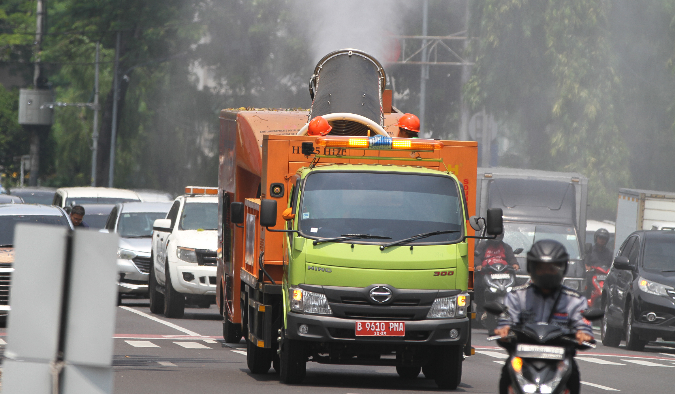 Pemprov DKI Jakarta semprotkan water mist. (Agus Priatna/SinPo.id)